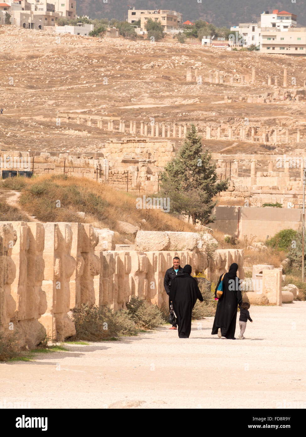 Arabische Frauen gehen in Jerash Roman Stadt Stockfoto