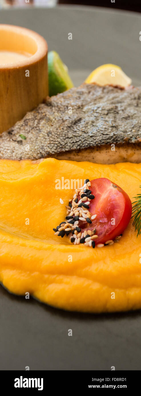 Gegrillter Lachs und Kürbiscreme Stockfoto