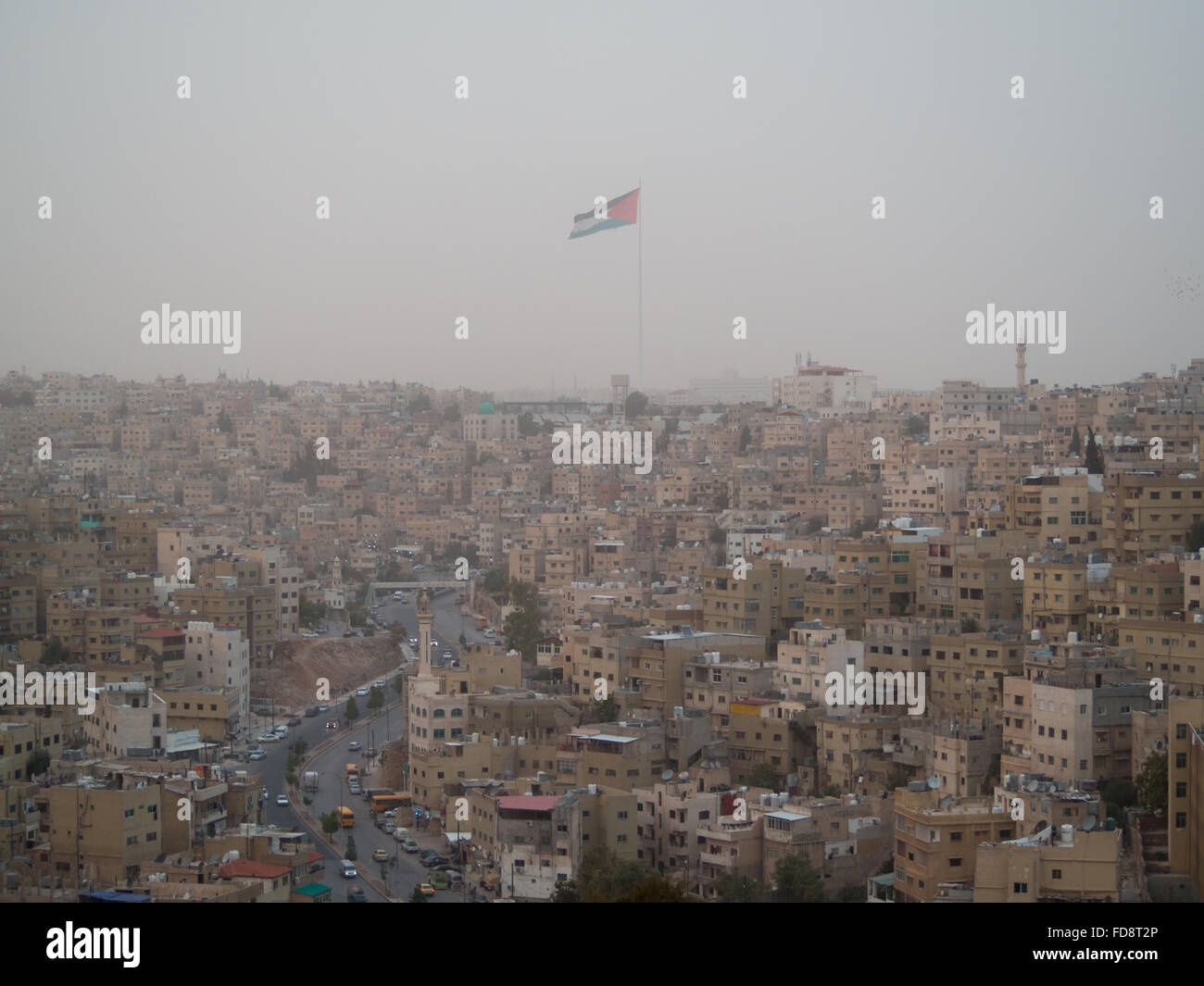 Jordanien-Flagge weht zwischen den Sandsturm über Amman Stockfoto