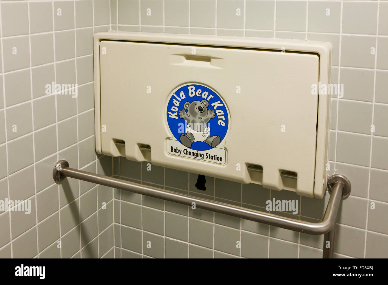 Klappbarer Wickeltisch in öffentlichen Toiletten USA Stockfotografie