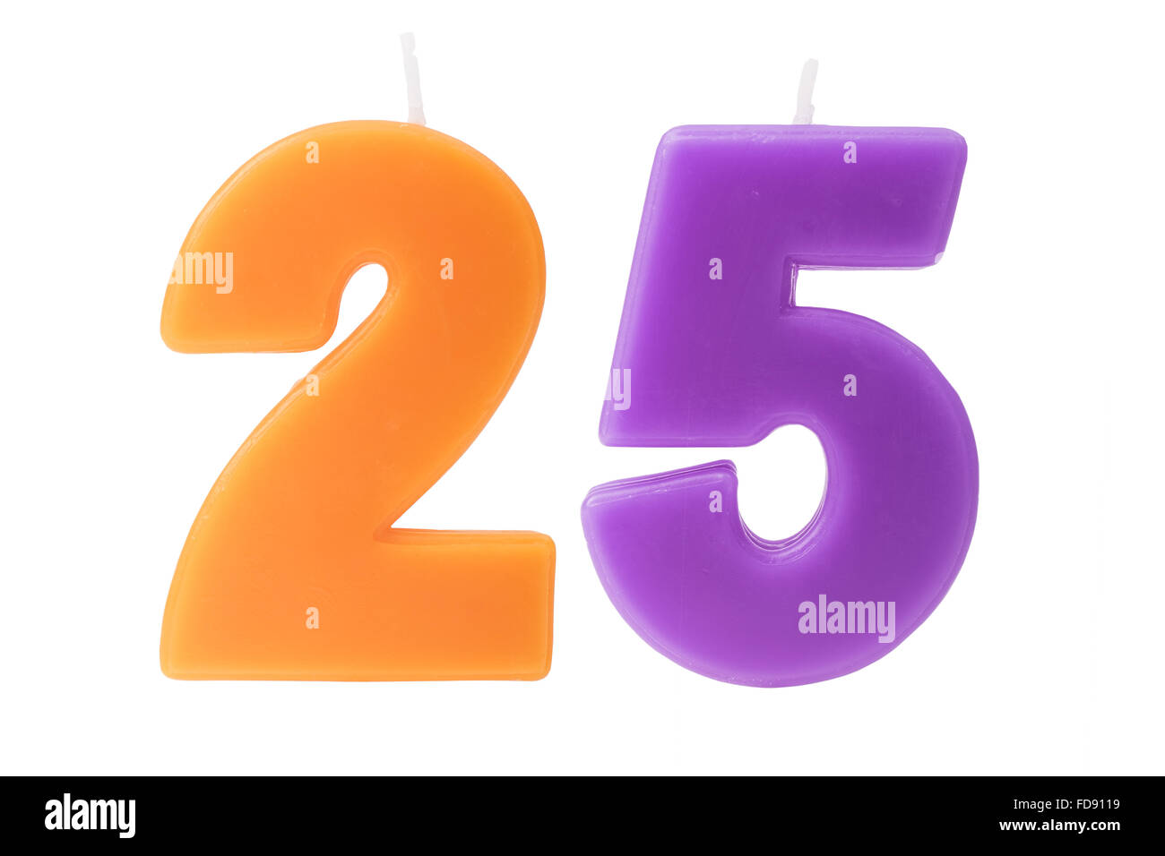 Bunte Geburtstagskerzen in Form von Nummer 25 auf weißem Hintergrund Stockfoto