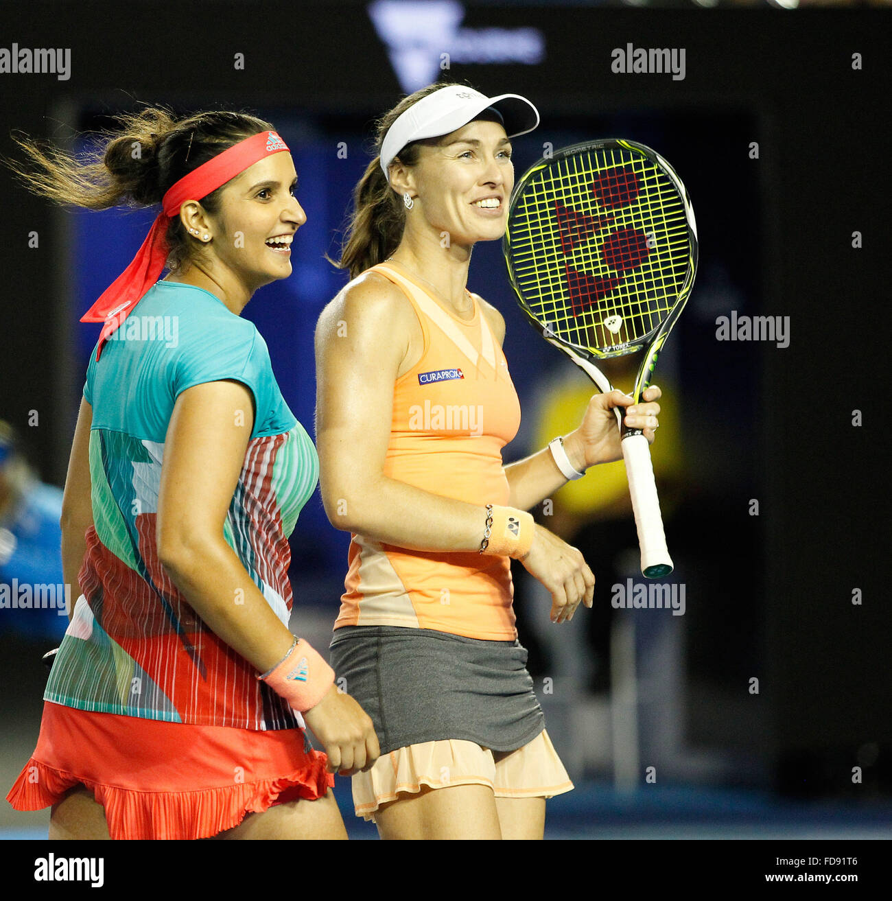 Melbourne, Australien. 29. Januar 2016. Schweizer Martina Hingis (R) und Indiens Sania Mirza reagieren, nachdem der Frauen gewinnen Finale gegen Tschechische Republik Andrea Hlavackova/Lucie Hradecka bei den Australian Open Tennis Championships in Melbourne, Australien, 29. Januar 2016 verdoppelt. Martina Hingis und Sania Mirza gewann 2: 0. Bildnachweis: Bi 明明/Xinhua/Alamy Live-Nachrichten Stockfoto