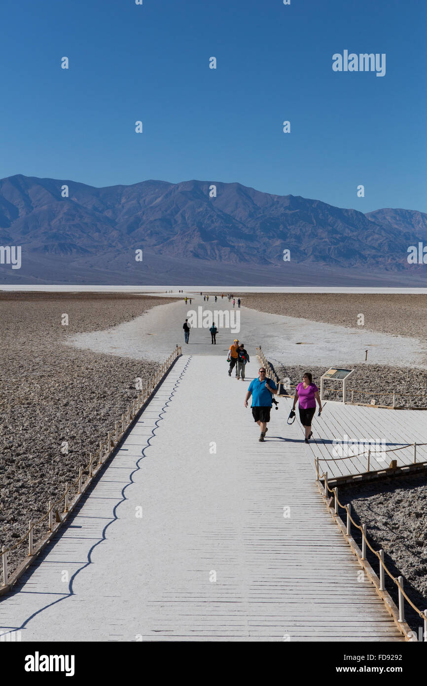 Badwater Basin ist eine abflusslose Becken in Death Valley Nationalpark Kalifornien. Es ist 282 ft unterhalb des Meeresspiegels im Bild Jan 2016 Stockfoto