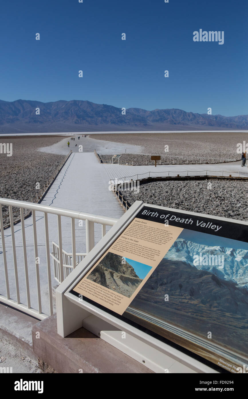 Badwater Basin ist eine abflusslose Becken in Death Valley Nationalpark Kalifornien. Es ist 282 ft unterhalb des Meeresspiegels im Bild Jan 2016 Stockfoto