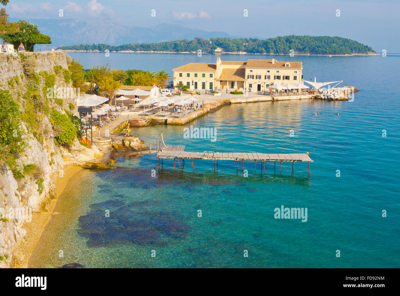 Faliraki, Strand und Restaurant, Korfu-Stadt, Insel Korfu, Ionische Inseln, Griechenland Stockfoto