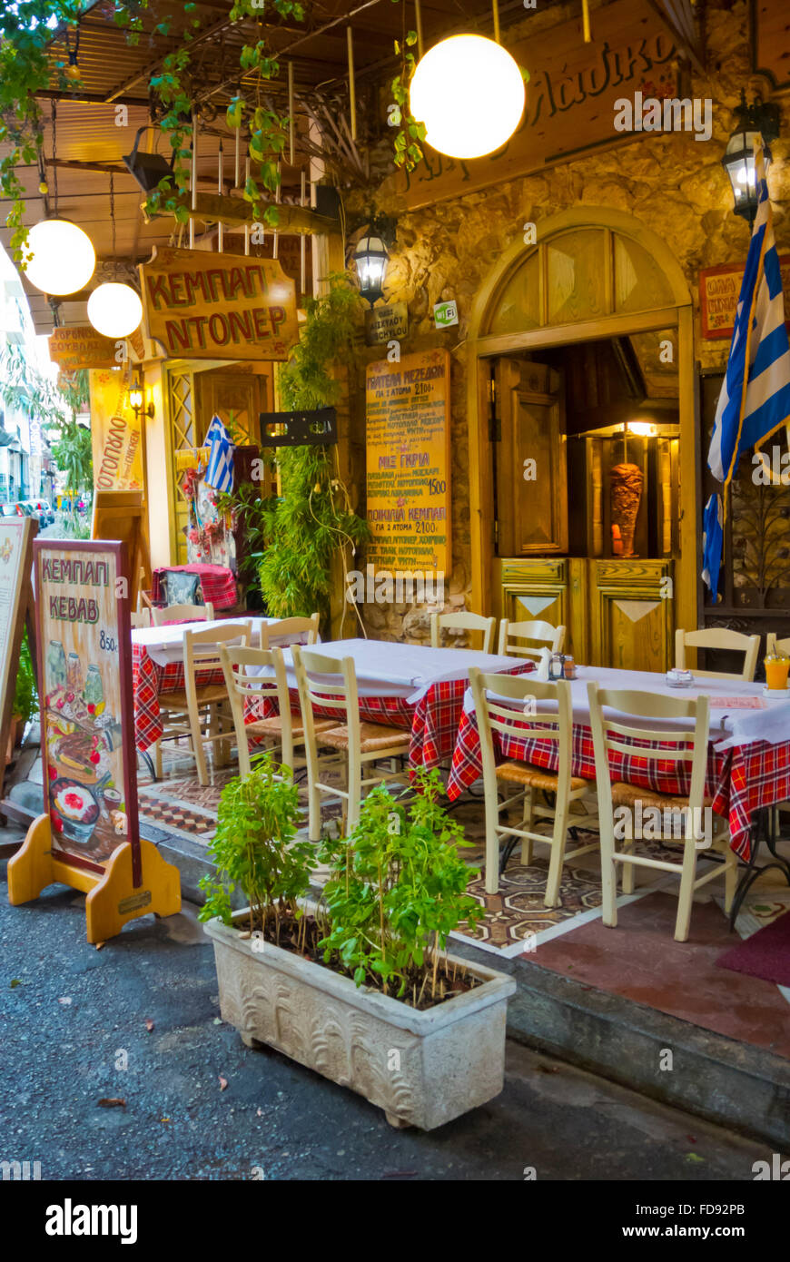 Restaurant-Terrassen in der Nähe von Plateia Iroon, Heldenplatz, Nachtleben vor Ort, Psyri Viertel, Athen, Griechenland Stockfoto