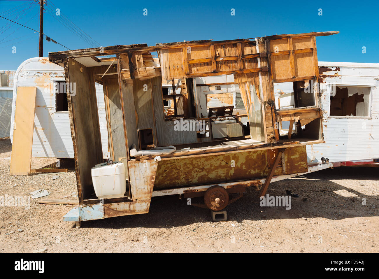 eine-verlassene-wohnwagen-in-bombay-beach-kalifornien-am-ostlichen-ufer-des-salton-meeres-fd943j.jpg
