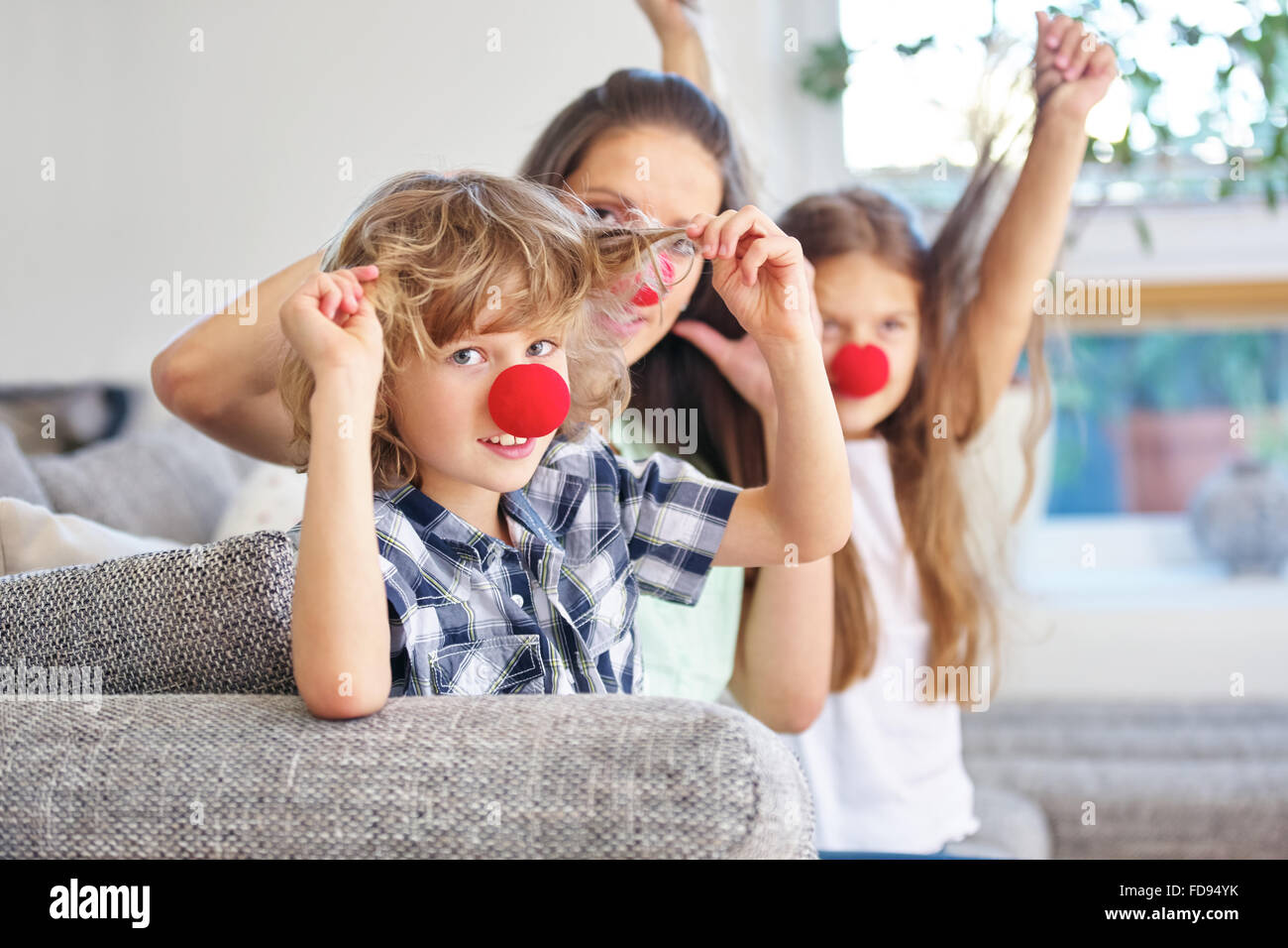 Glückliche Familie mit roten Nase Spaß während des Karnevals Stockfoto