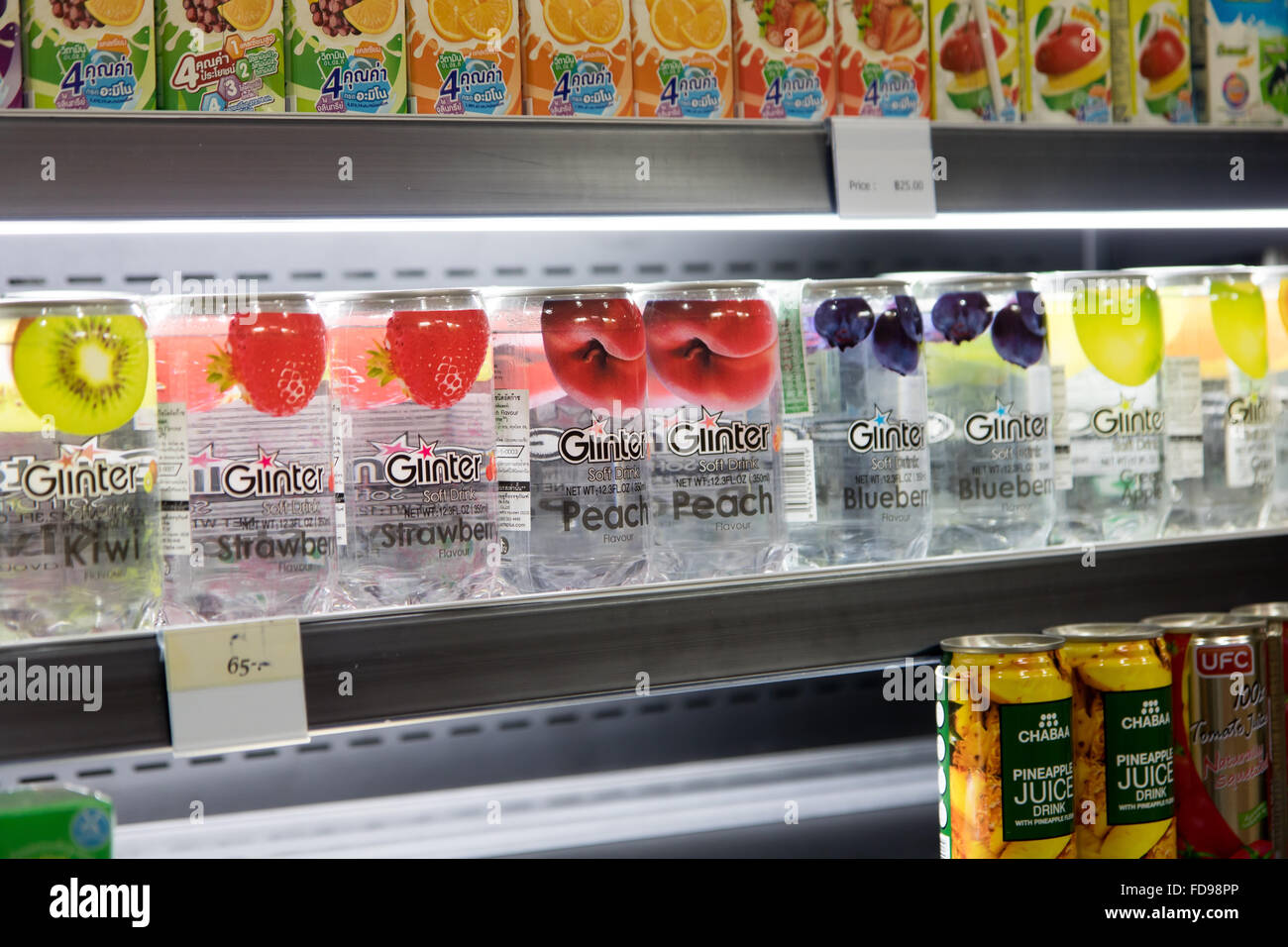 alkoholfreie Getränke in der Kühlung Rack-store Stockfoto