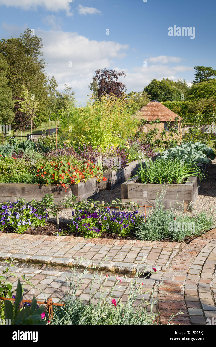 Ein seichtes Bächlein Wasserspiel und angehobenen Betten. Die Küche Garten im Rudding Park, North Yorkshire, UK. Sommer, Juli 2015. Stockfoto