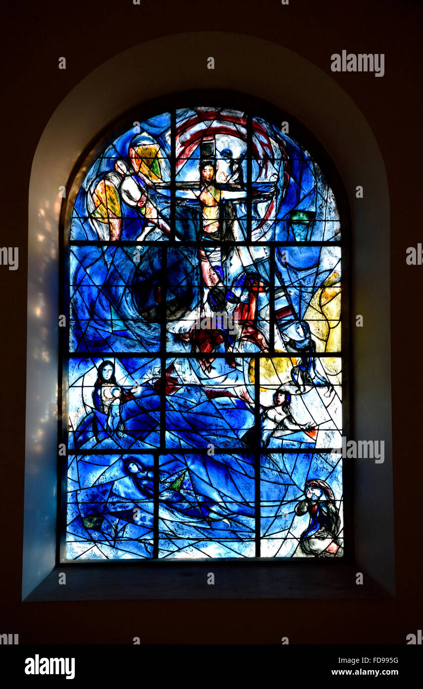 Tudeley, Tonbridge, Kent, UK. All Saints Church. Glasfenster von Marc Chagall in Erinnerung an Sarah d'Avigdor Goldsmid... Stockfoto