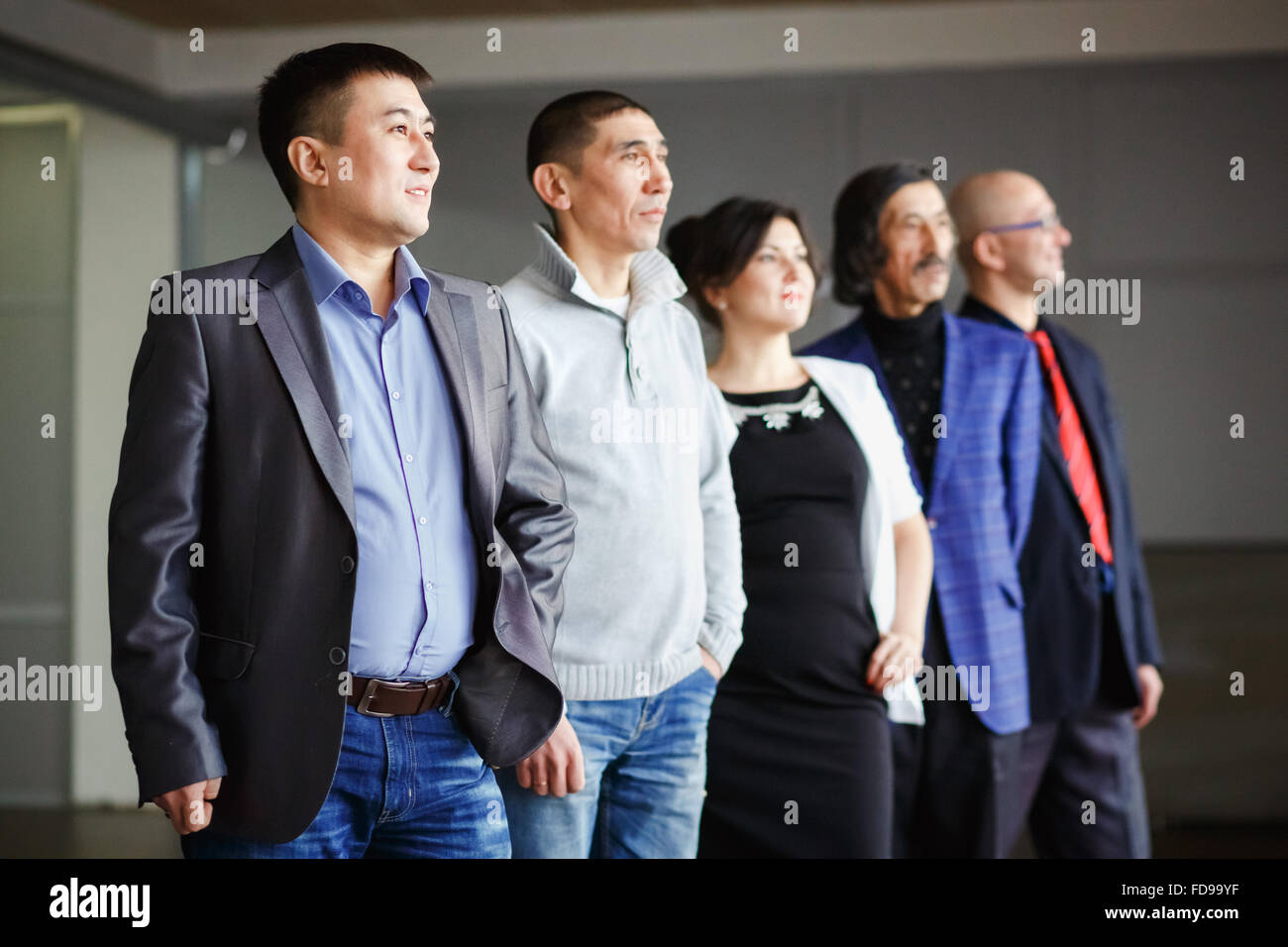 Business Team fünf Menschen, Mann und Frau, Blick in die Ferne, sind alle hinter ihren Anführer innerhalb eines Bürogebäudes absteigend. Teambuilding, network-Marketing. Tiefenschärfe, flachen Dof. Stockfoto