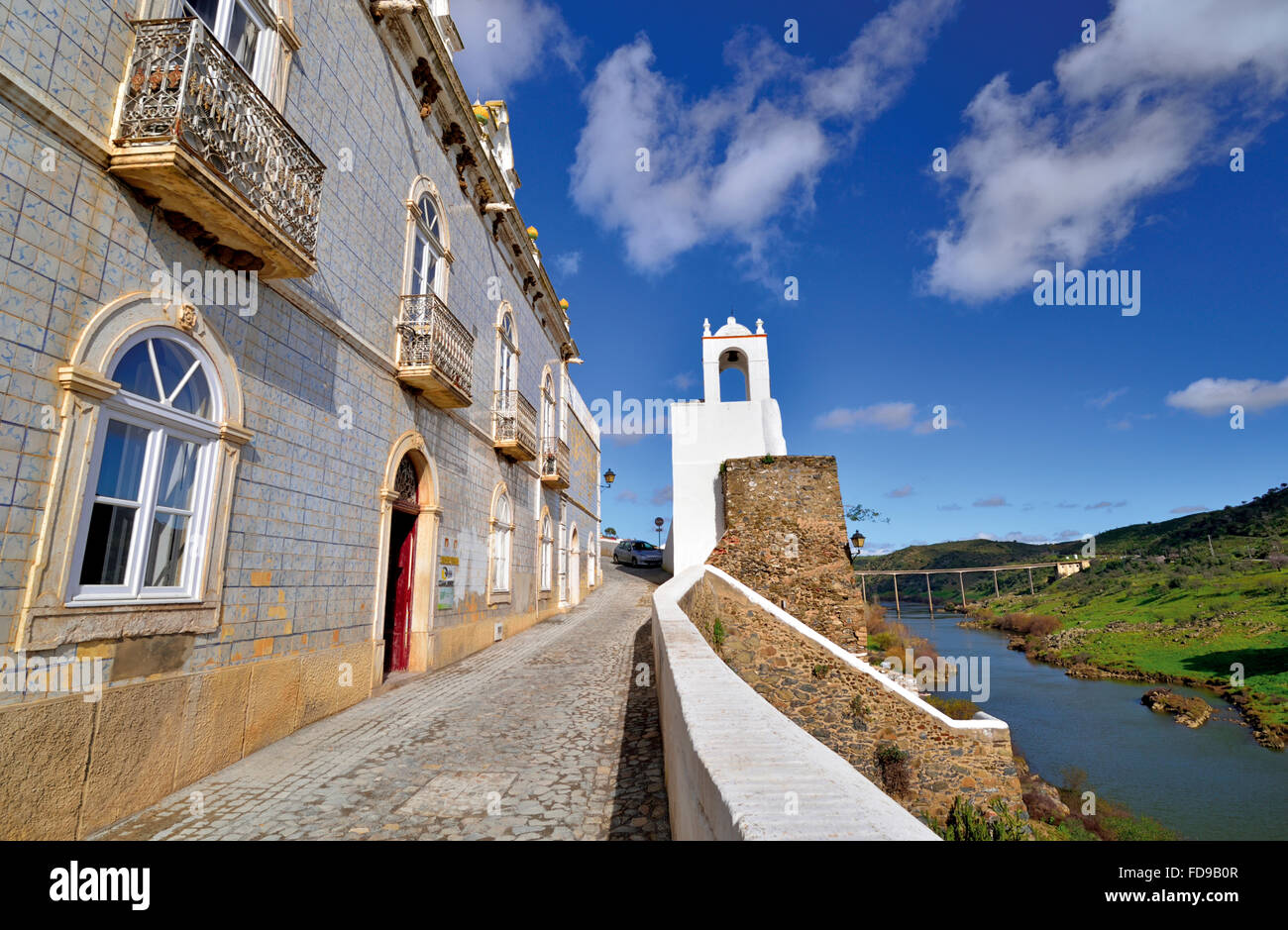 Portugal, Alentejo: Engen Kopfsteinpflaster steinerne Gasse am Rathaus und Torre do Relógio mit Blick auf den Fluss Guadiana Stockfoto