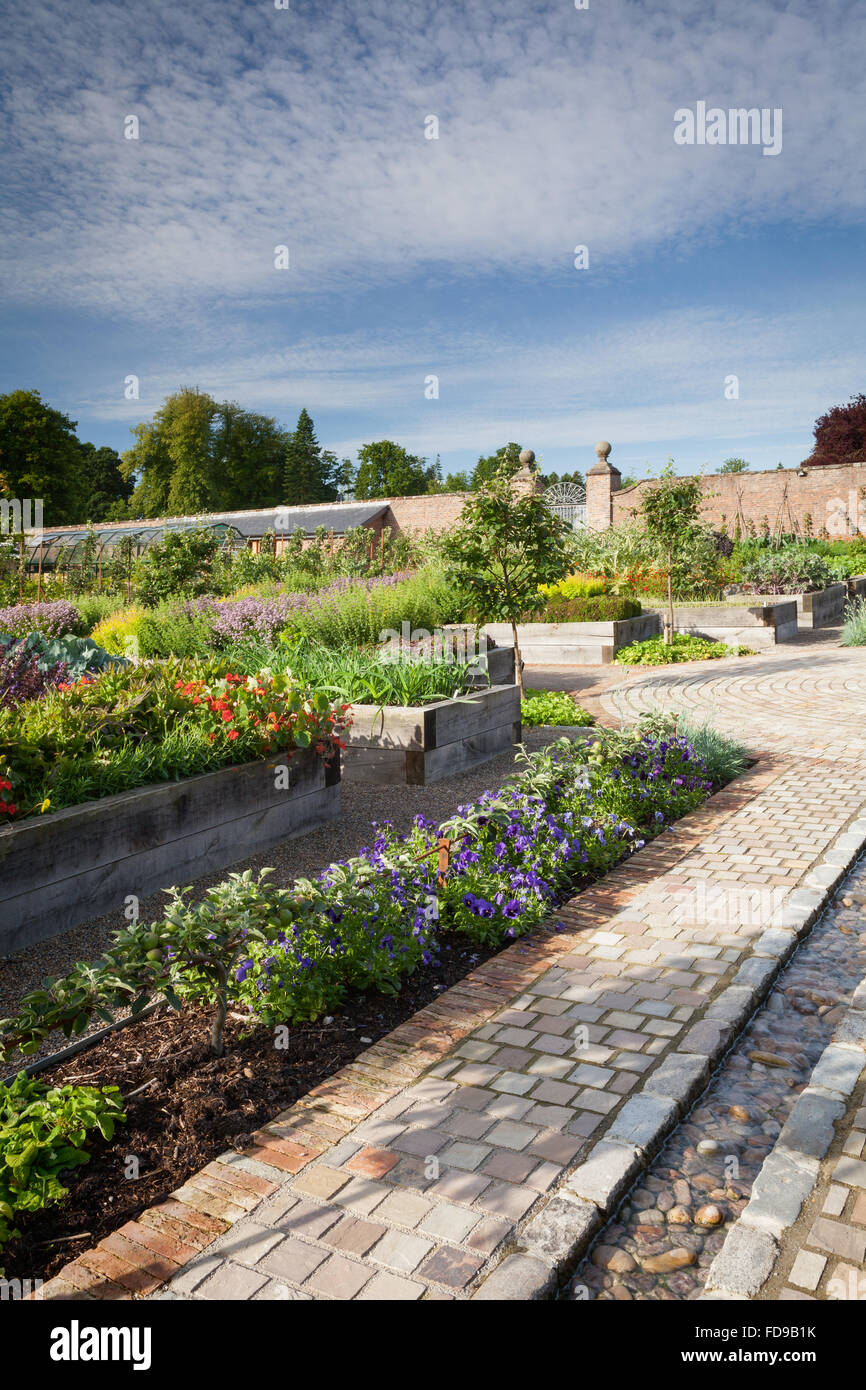 Ein seichtes Bächlein Wasserspiel und angehobenen Betten. Die Küche Garten im Rudding Park, North Yorkshire, UK. Sommer, Juli 2015. Stockfoto