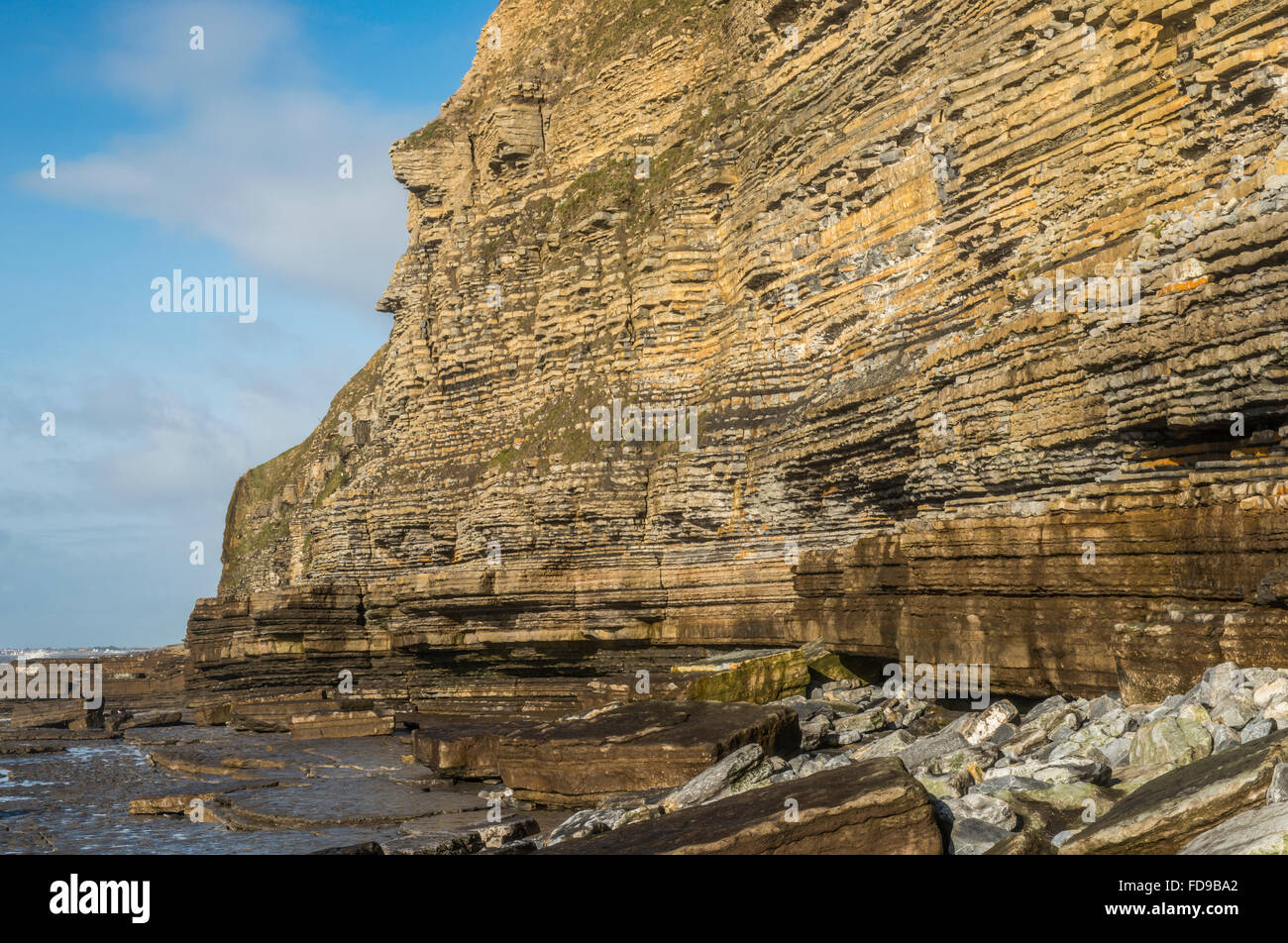 Hoch aufragende Kalksteinfelsen in Dunraven Bay auf der Glamorgan Heritage Coast-Süd-Wales Stockfoto