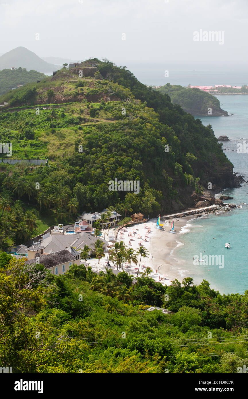 Dächer von Resort mit eigenem Strand am karibischen Insel St. Lucia Stockfoto