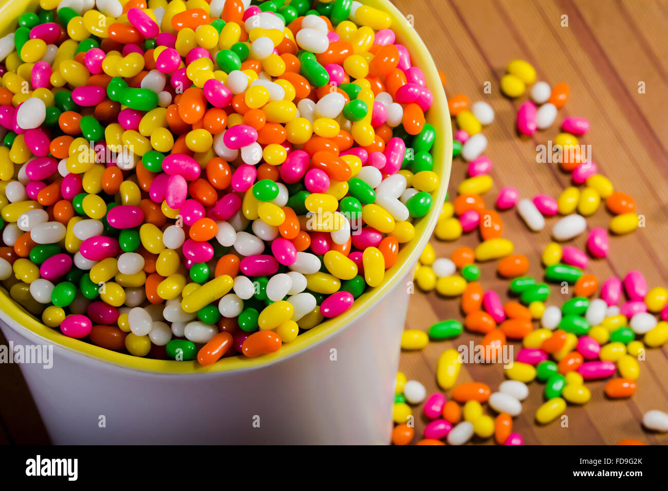 Candy Fennel seed Becher zu verschütten, niemand Stockfoto