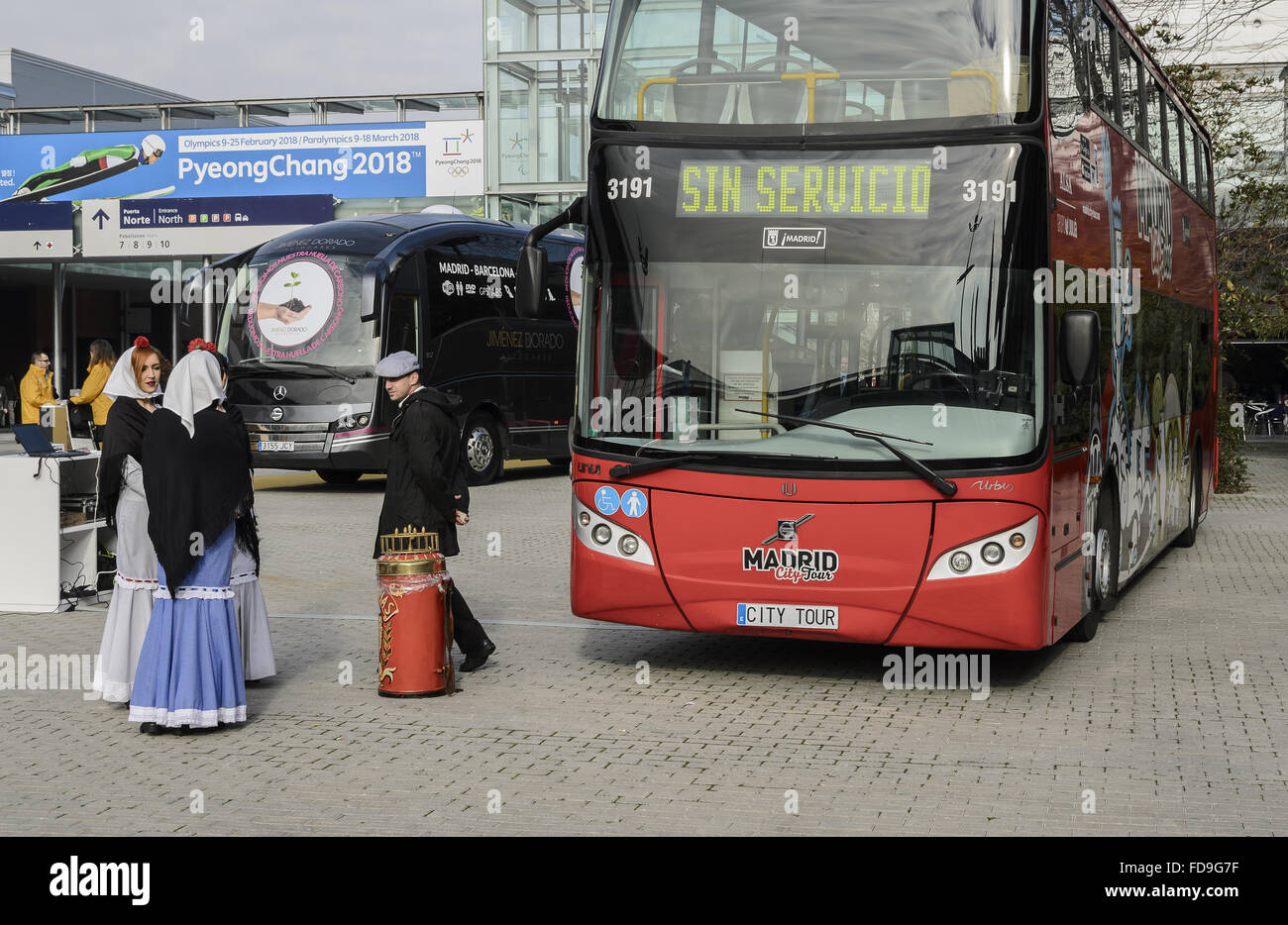 Eine rote Tourismus Bus Ansicht in Messe Fitur Madrid, Spanien Stockfoto