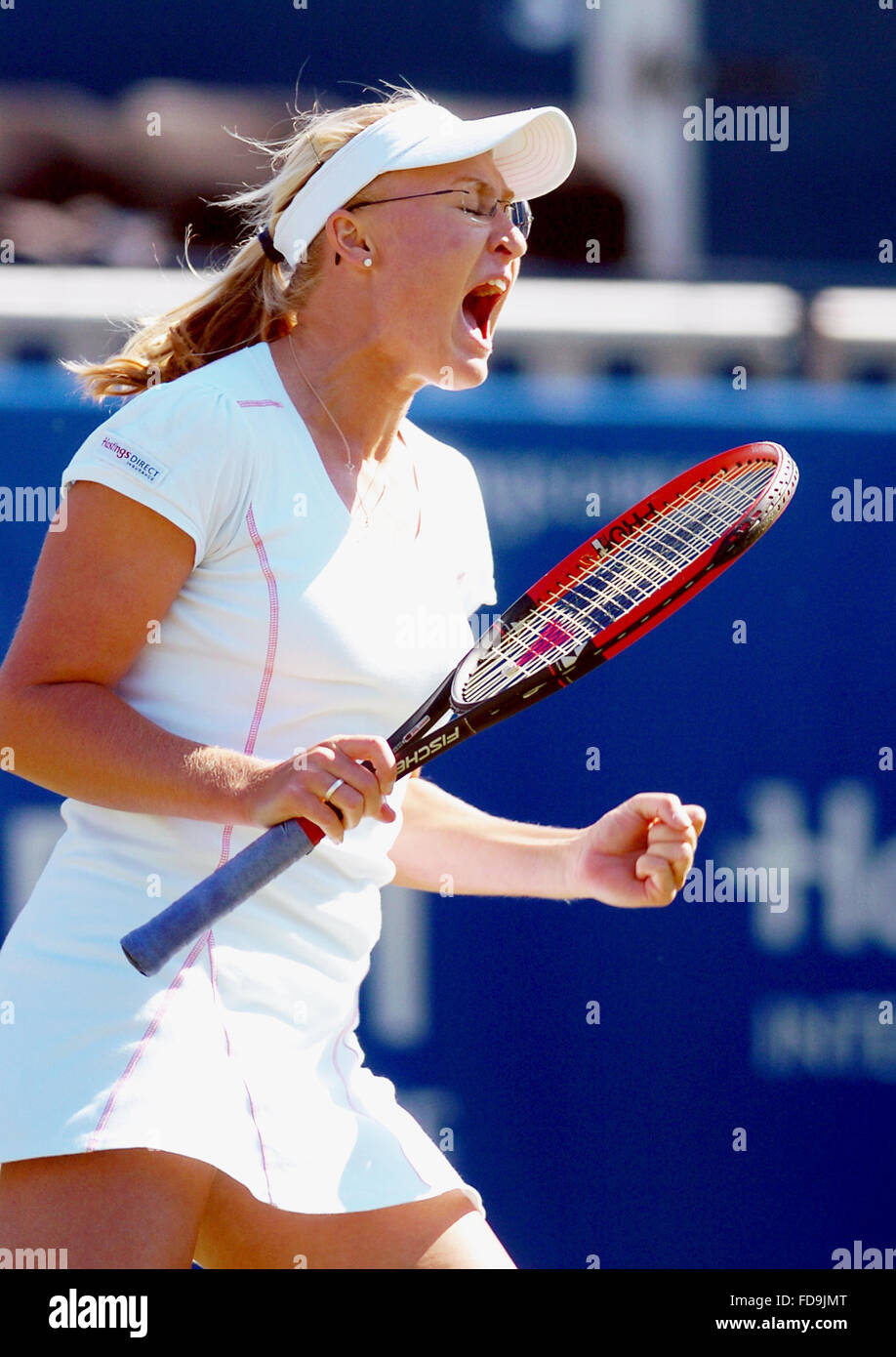 Elena Baltacha (inzwischen verstorbenen) Pumpen ihre Faust, nachdem er einen Punkt in Aktion gegen Conchita Martinez an der Hastings Direkte Internationale Tennismeisterschaften in Devonshire Park Eastbourne vom 14. Juni 2005 Stockfoto