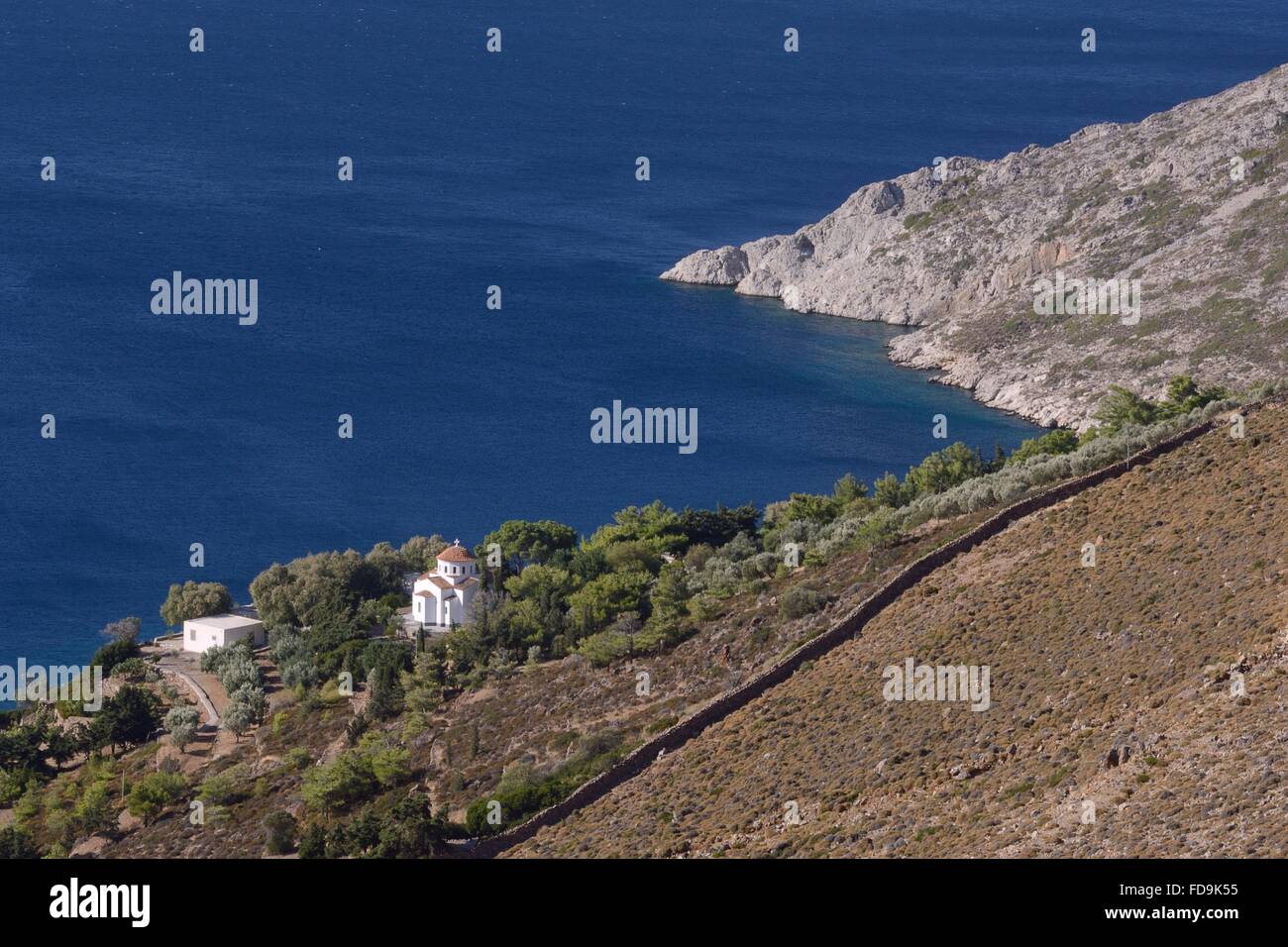Übersicht über Kouvari Einsiedelei auf einem abgelegenen Küste am Kap Genoupas, Patmos, Dodekanes, Griechenland. Stockfoto