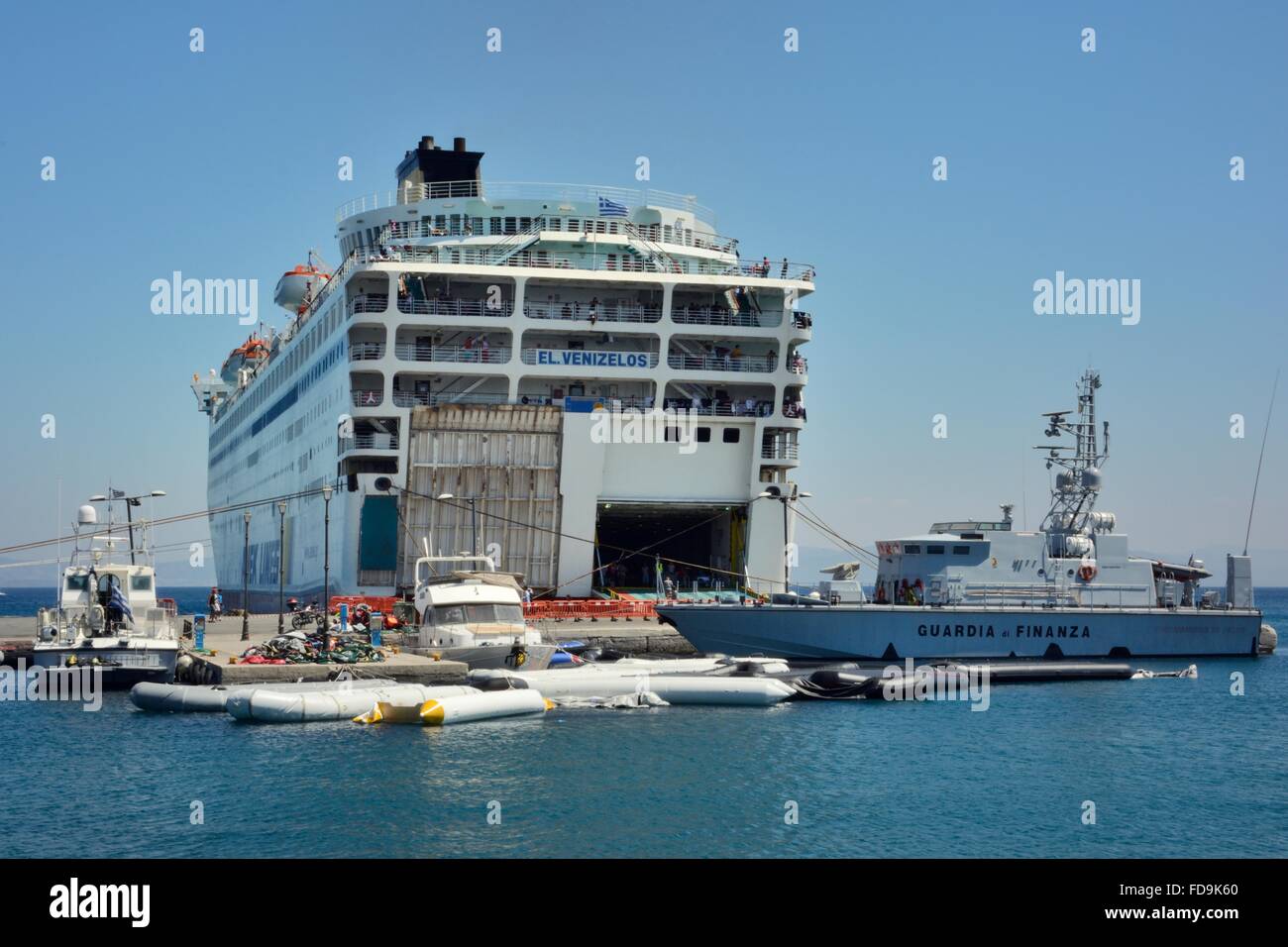 Fähre El Venizelos im Hafen von Kos beladen mit Migranten für Durchgang nach Athen, mit vielen Jollen für die Überfahrt aus der Türkei verwendet. Stockfoto