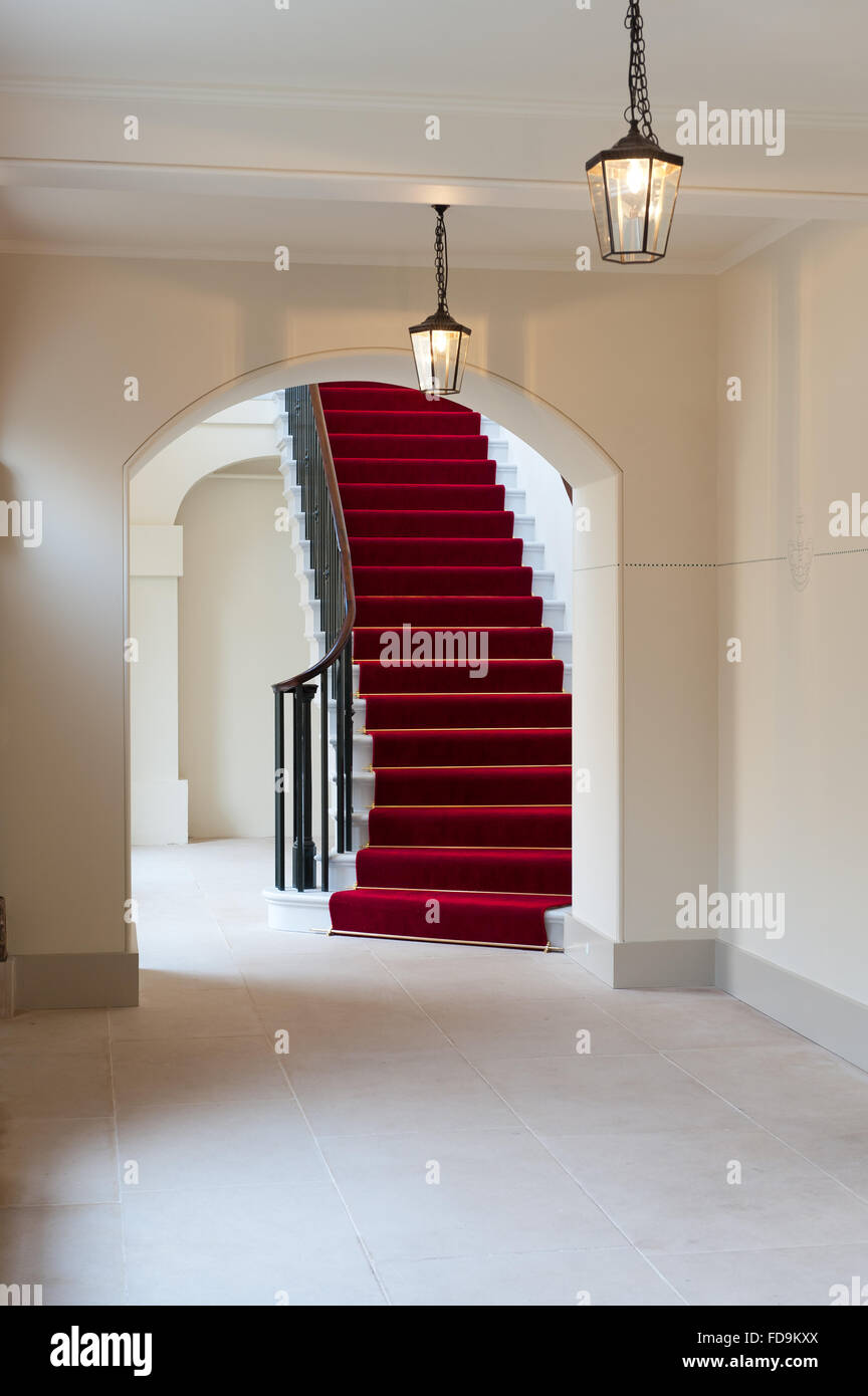 Roter Teppich und Treppe im Kensington Palace, London, UK Stockfoto