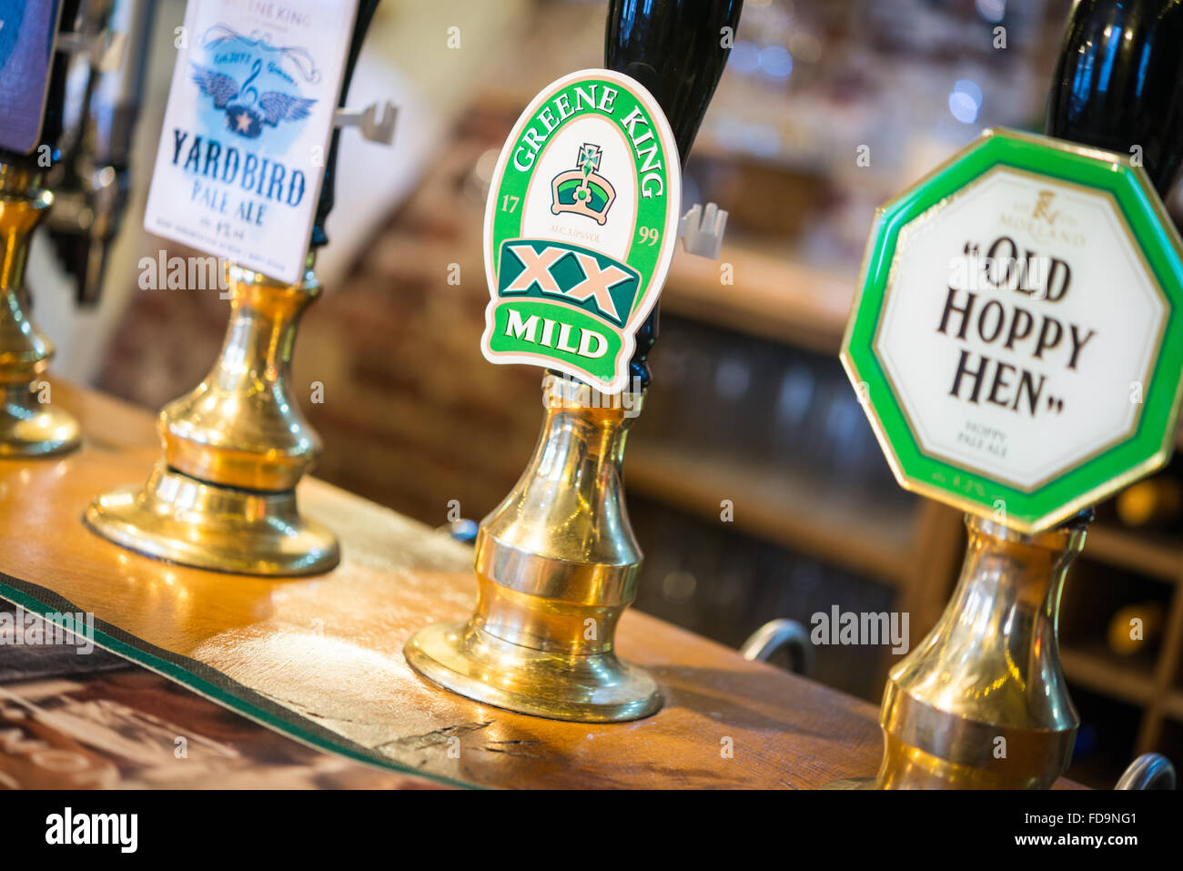 Ein Greene King mildes Bier Handpump im Inneren ein traditionelles englisches pub Stockfoto