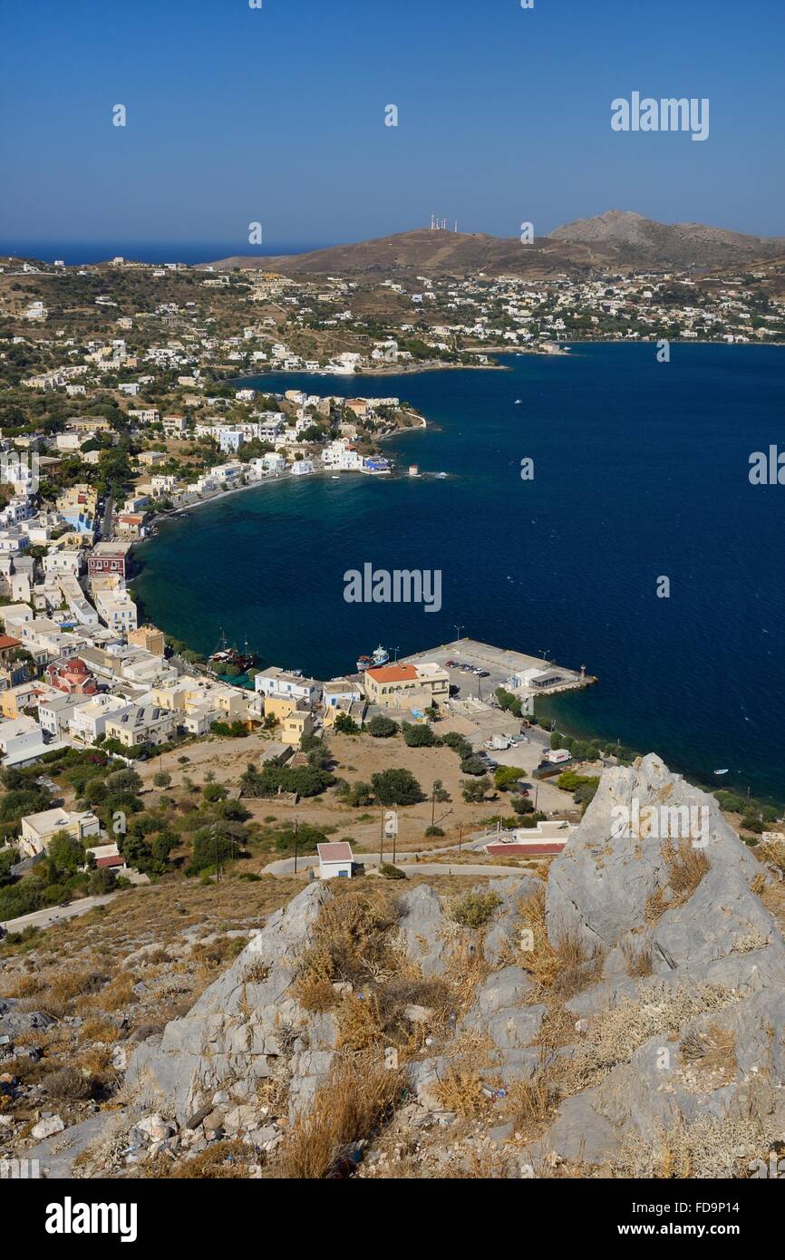 Überblick über Agia Marina Hafen und Dorf, mit Krithoni und Alinda weiter rund um die Küste, Leros, Dodekanes, Griechenland Stockfoto