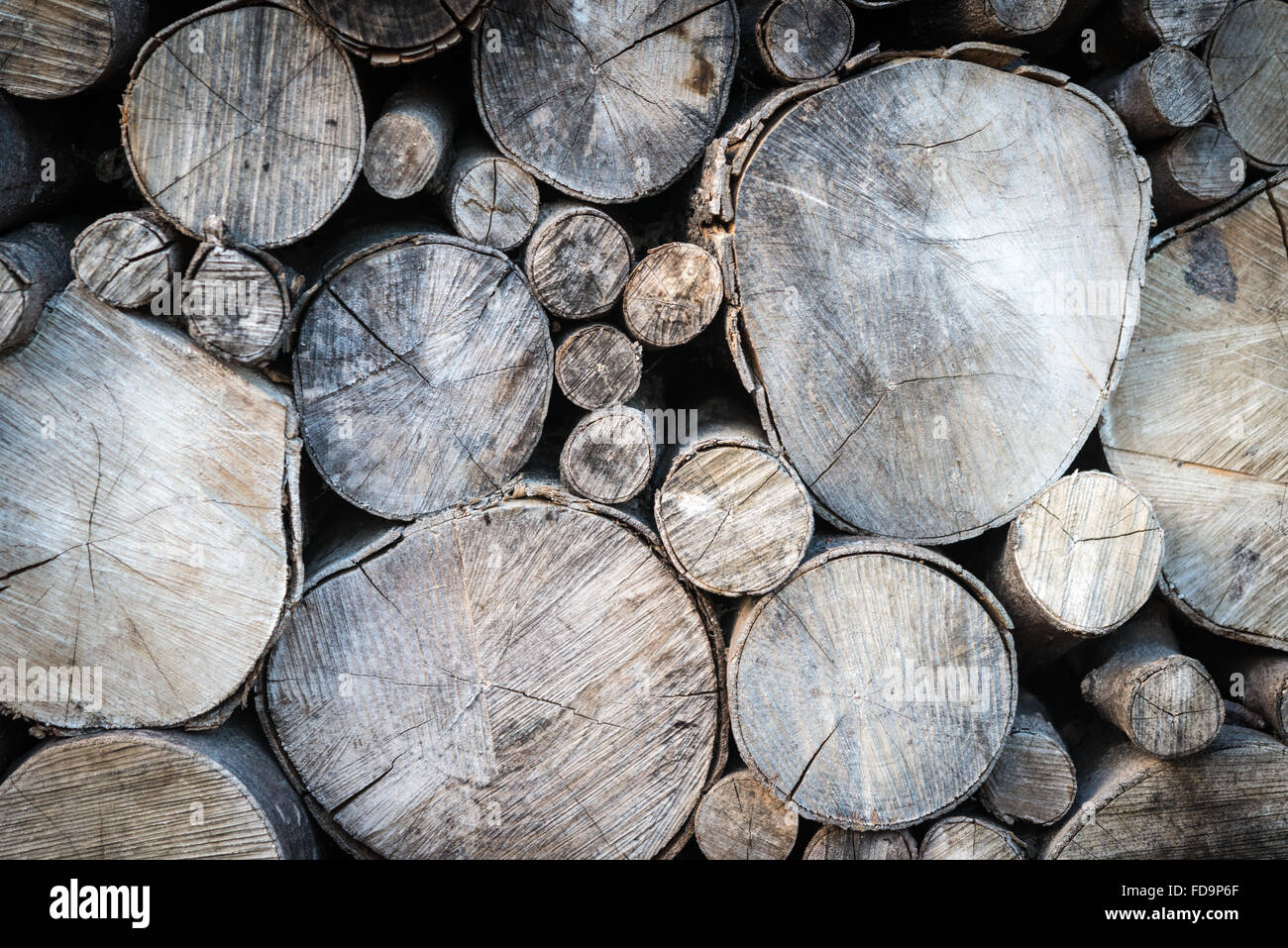 Ein Holzstapel und Stapel von Protokollen als Brennholz und Winter Kraftstoff gebrannt Stockfoto