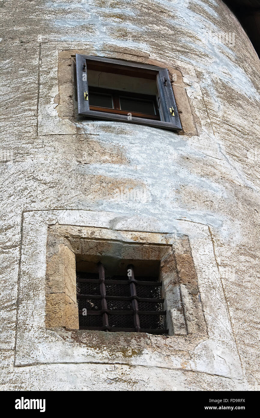 Zwei Fenster im Turm des alten Schlosses Stockfoto