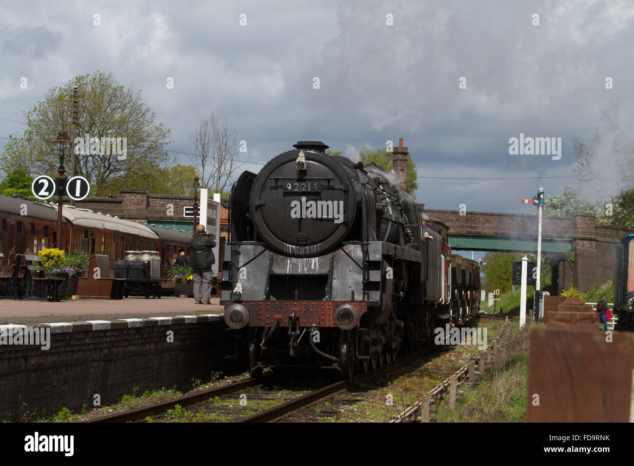 BR-Klasse 9F 92214 Hols einen kurzen Güterzug auf der Great Central Railway. Stockfoto