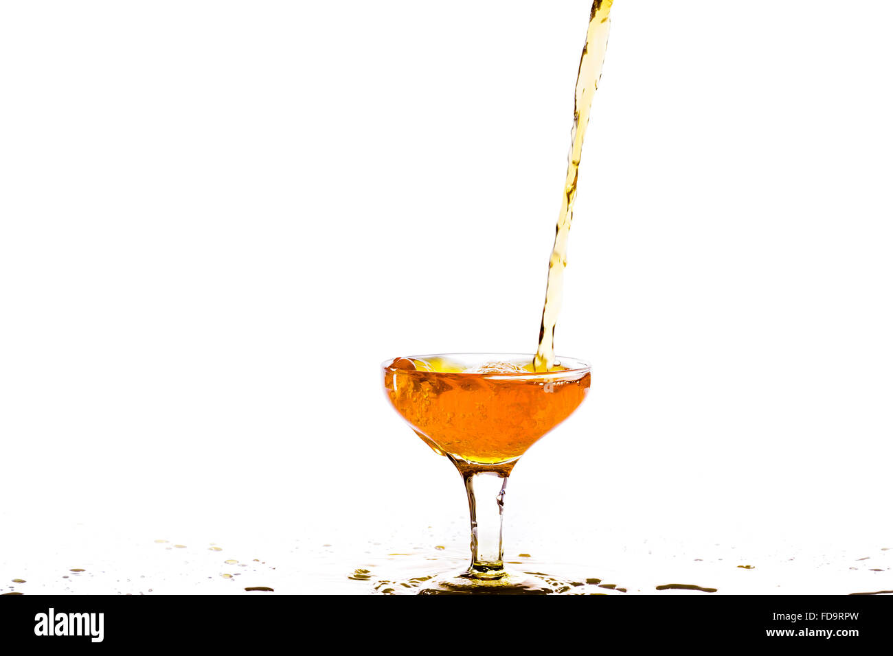 Alkohol Getränke Glas gießen niemand Stockfoto