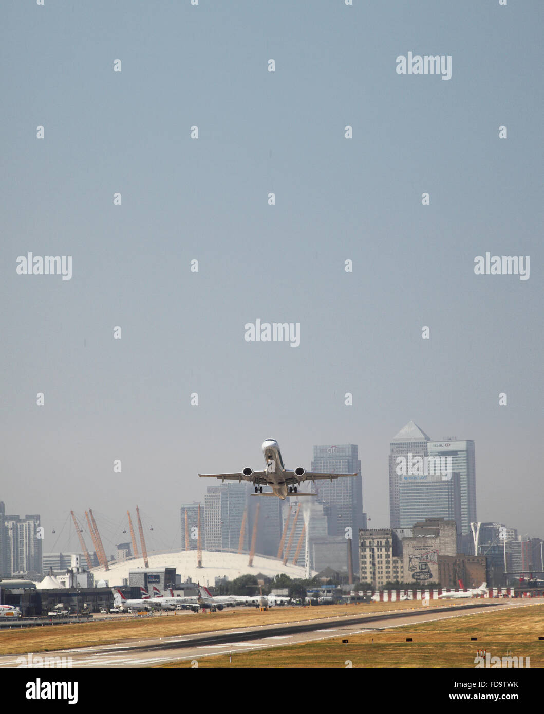 British Airways-Passagier-Jet hebt ab Flughafen London City. Canary Wharf und die O2-Arena zeigt im Hintergrund. Textfreiraum Stockfoto