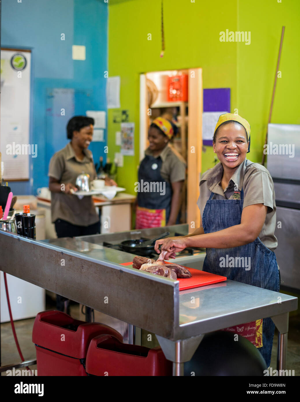 Küche-Arbeiter lachend in Lodge Kwa-Zulu Natal, Südafrika Stockfoto