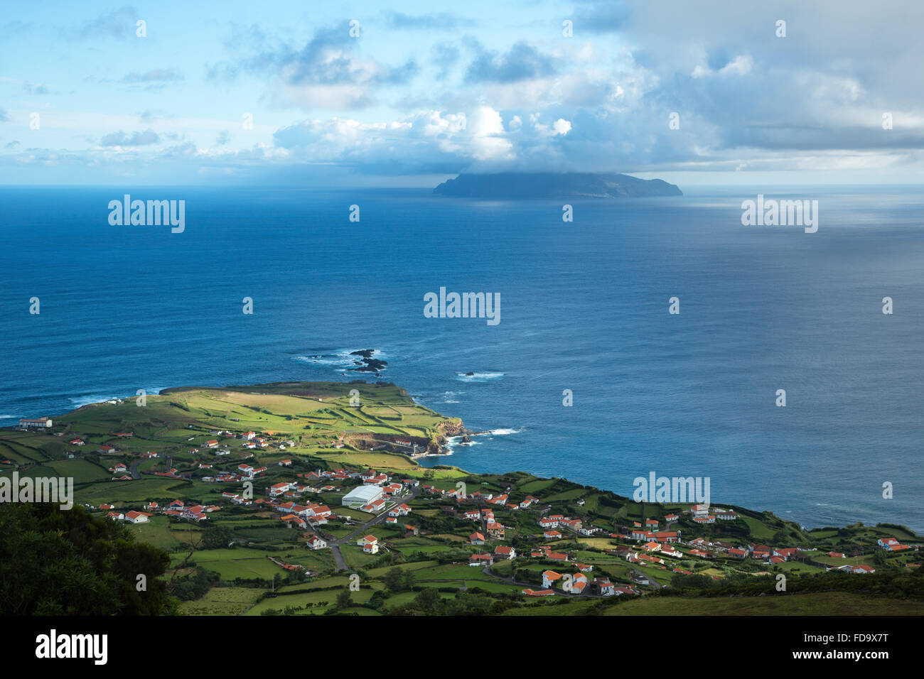 Blick auf Corvo Insel von der Insel Flores (lokale: Ponta Delgada, Flores) Stockfoto