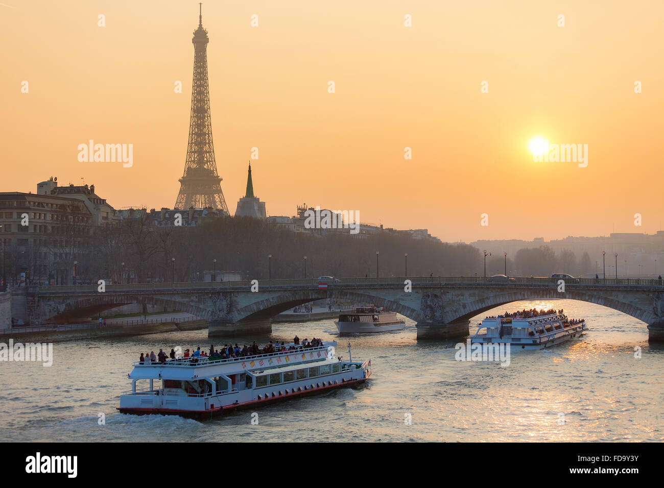 Stadtbild von Paris, Sonnenuntergang am Seineufer Stockfoto