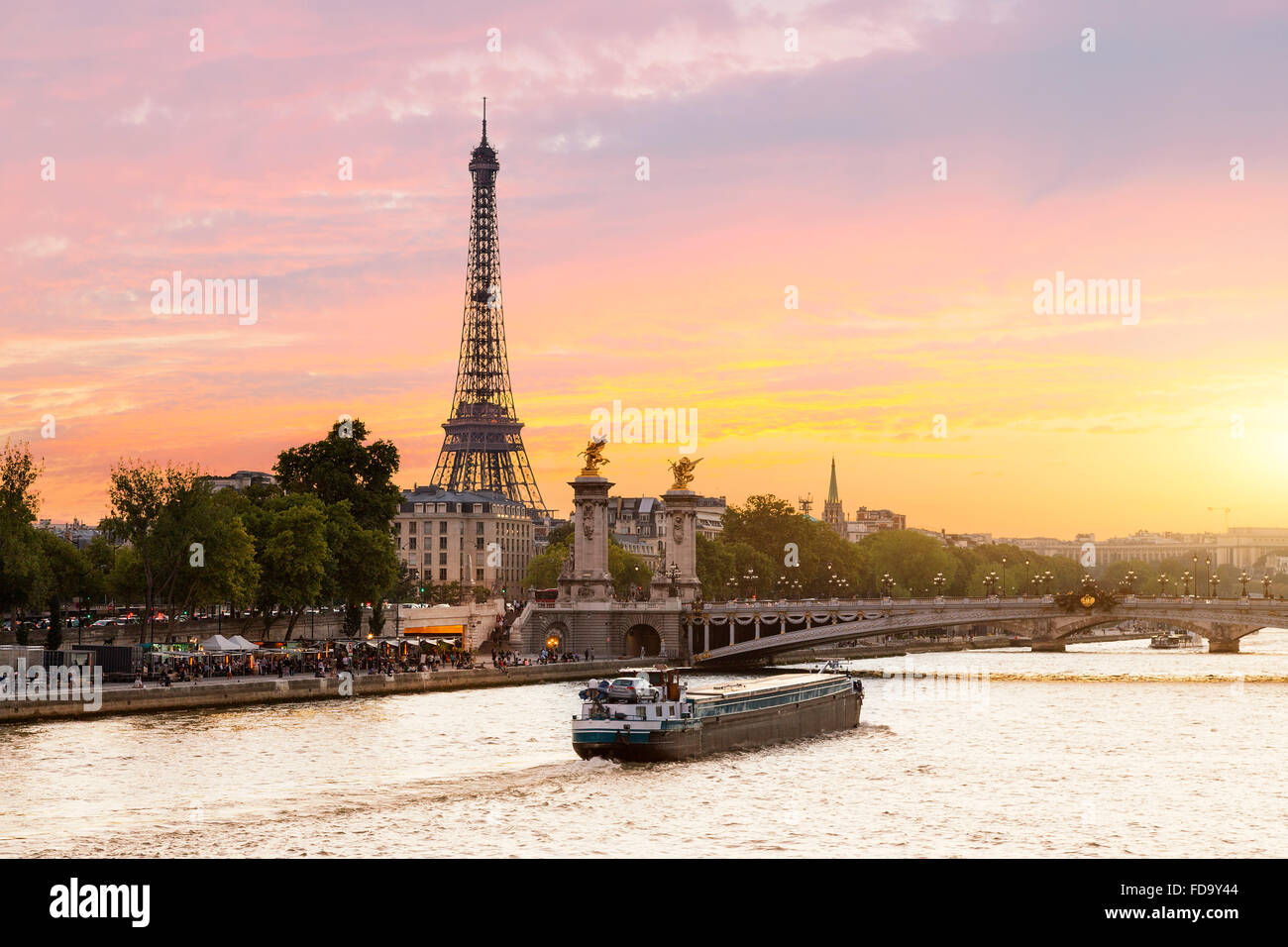 Stadtbild von Paris, Sonnenuntergang am Seineufer Stockfoto