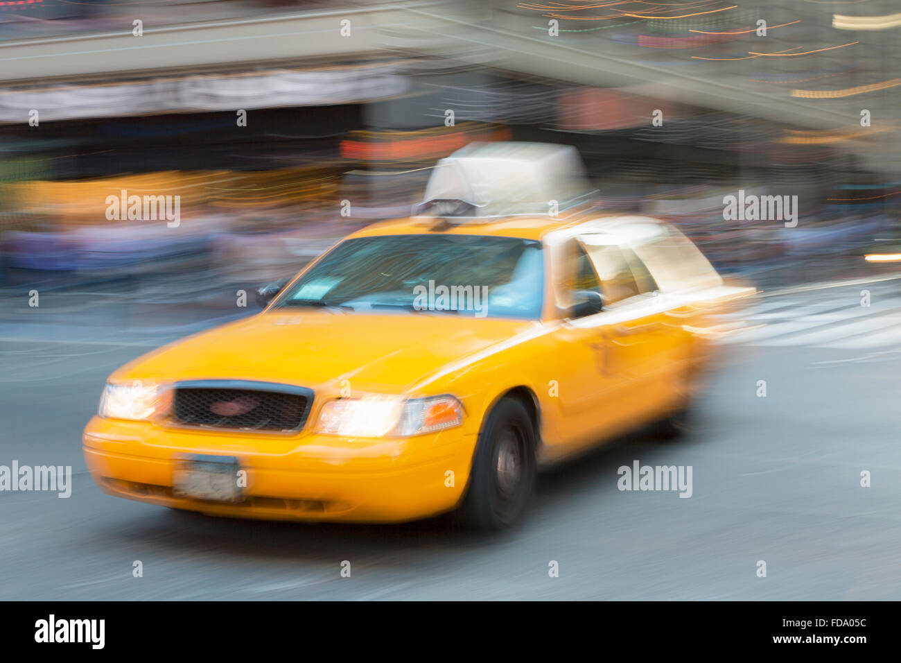 Taxi-Pfanne-Unschärfe in Times Square, New York. Stockfoto