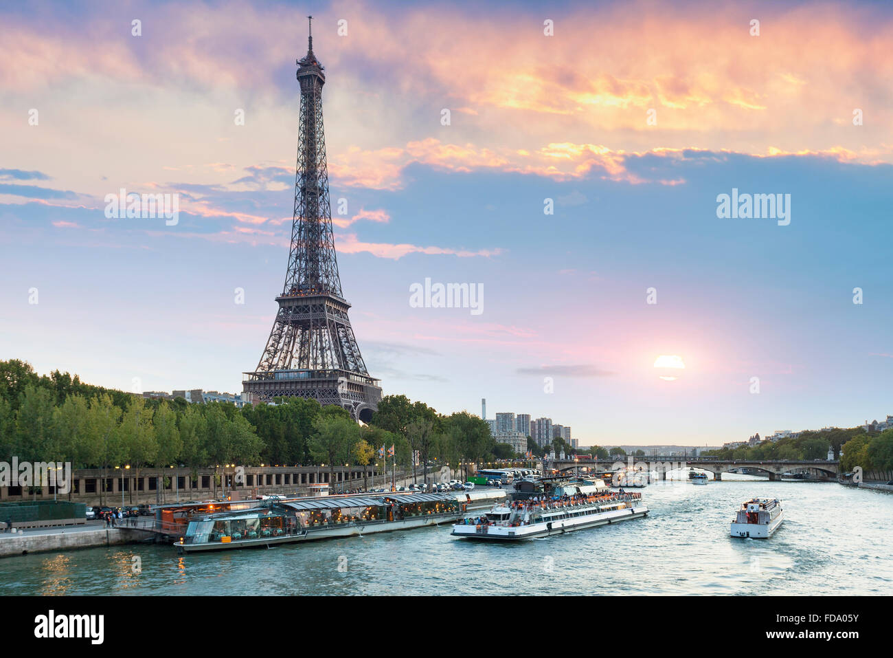 Paris, Eiffelturm bei Sonnenuntergang Stockfoto