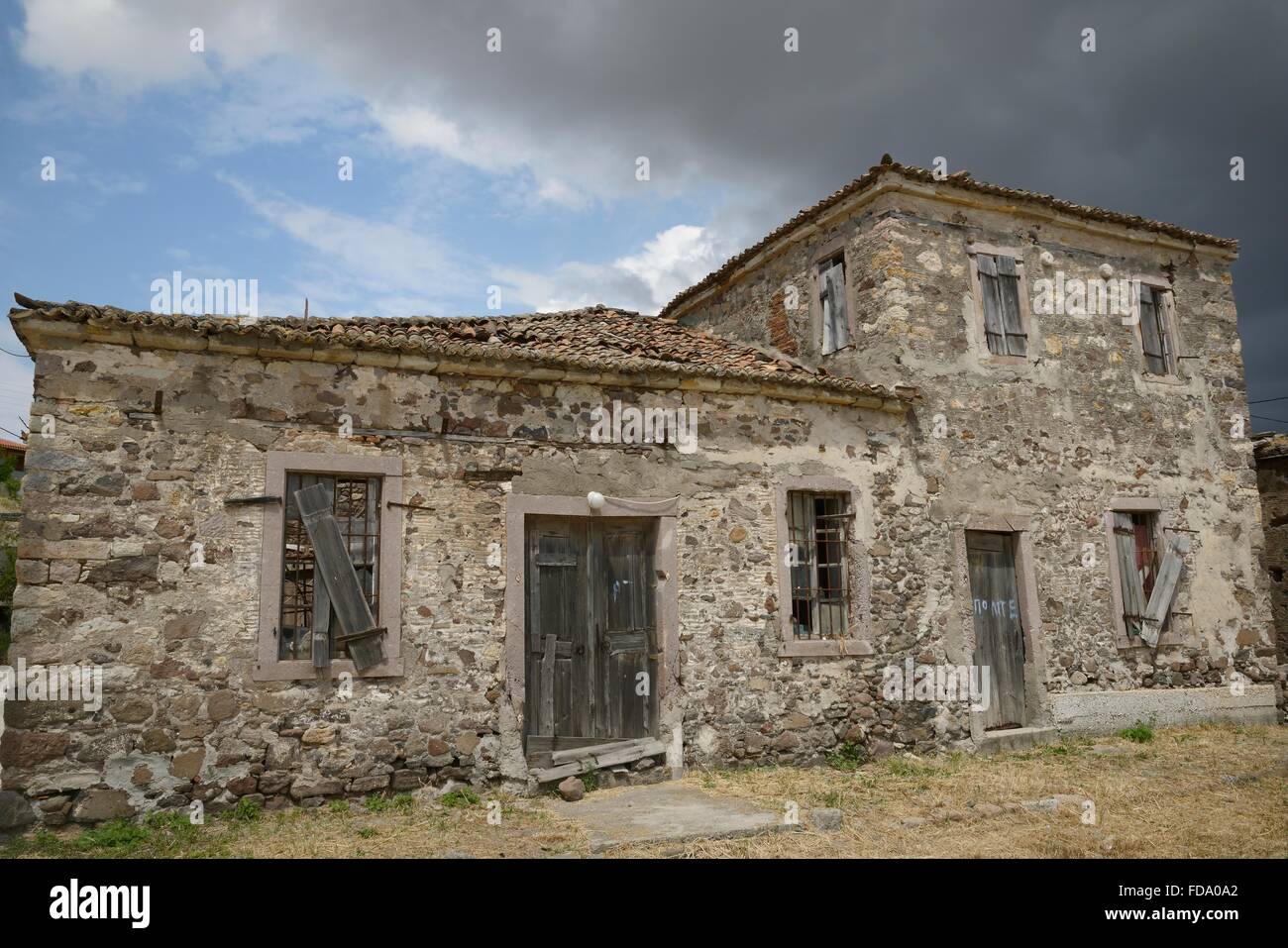 Verfallenes altes Steinhaus in Apothika Dorf, Lesbos/Lesbos, Griechenland. Stockfoto