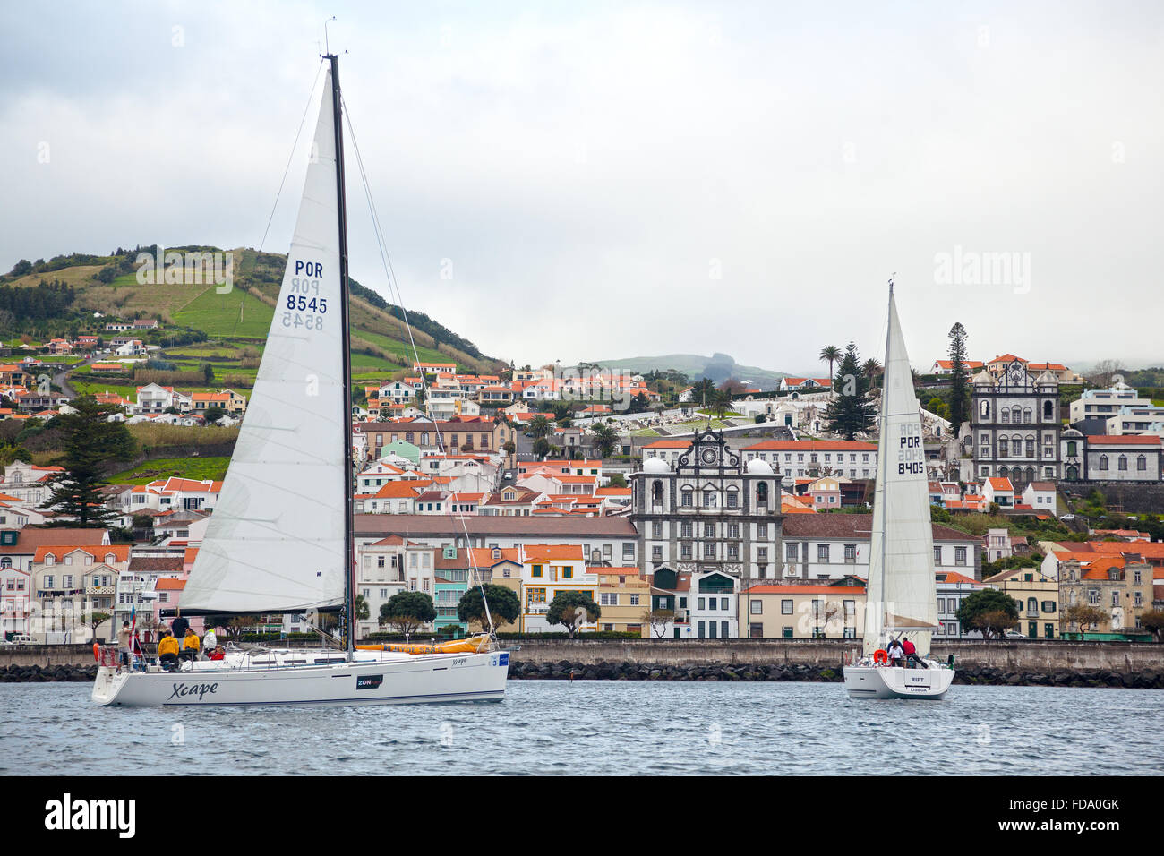 Horta, Insel Faial, Azoren, Portugal Stadtansicht aus dem Meer, Regatta Stockfoto