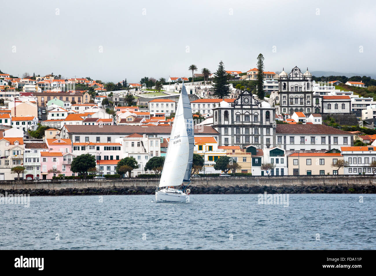 Blick vom Meer eine Yacht verlässt Horta Stadt, Insel Faial, Azoren, Portugal Stockfoto