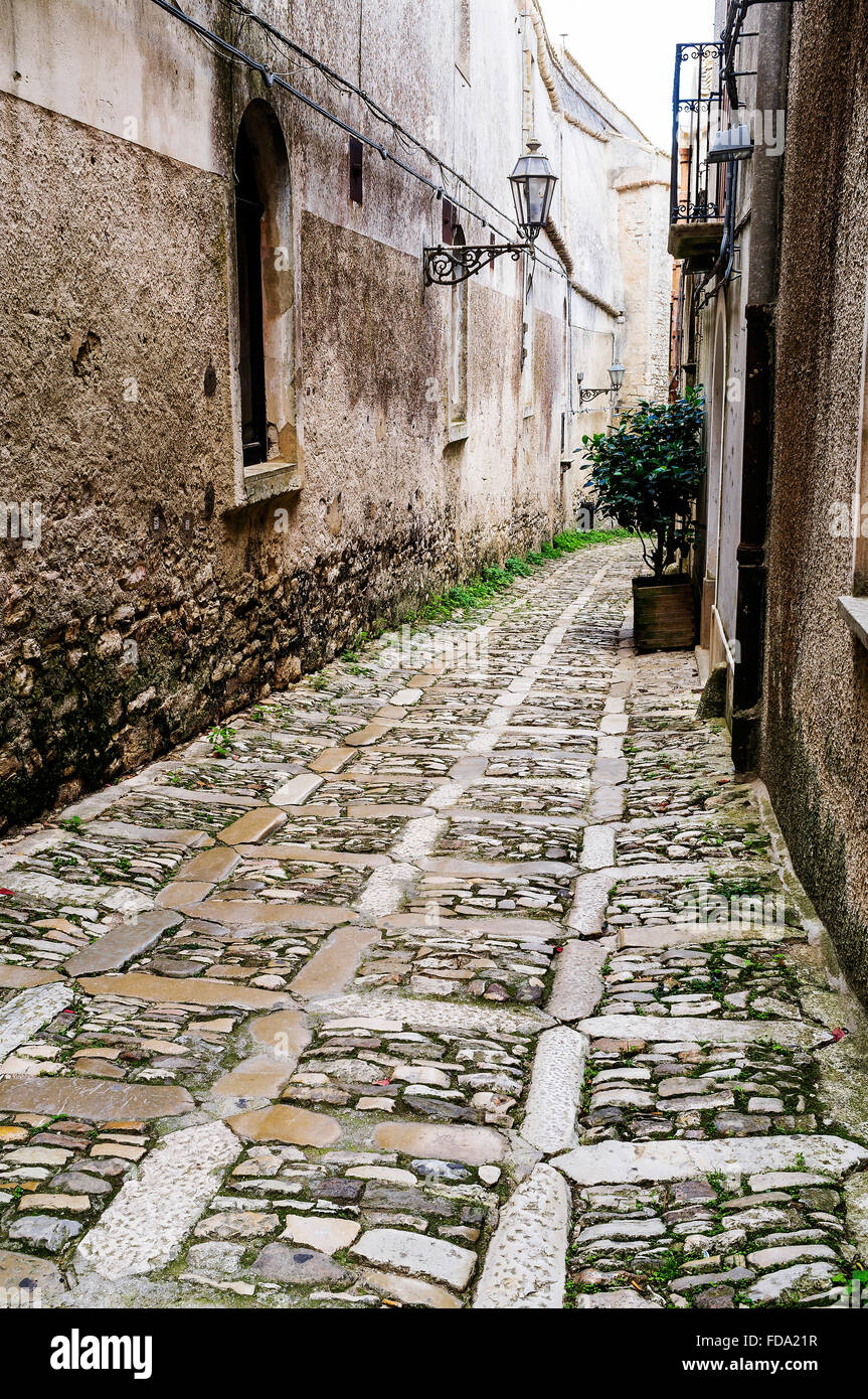 Gepflasterten Straße und Gebäude außen in Erice, historische Stadt und Comune in Provinz von Trapani, Sizilien Stockfoto