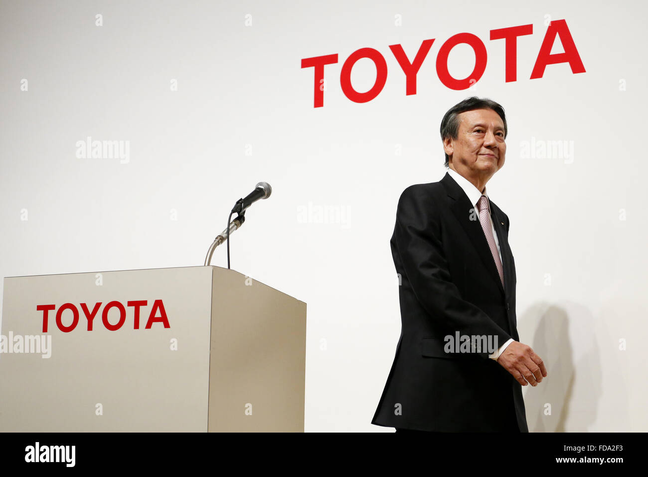 Daihatsu Motor Co. Präsident Masanori Mitsui besucht eine Pressekonferenz in Tokio am 29. Januar 2016. Toyota Motor Corp kündigte an, dass es den Rest des Minicar Maker Daihatsu Motor Co. kaufen würde Größte Autohersteller der Welt besitzt 51,2 Prozent der Daihatsu, die die schwächsten Umsatzentwicklung in der Toyota-Gruppe im vergangenen Jahr hatten. Daihatsu, spezialisiert auf 660 ccm Fahrzeuge, konkurriert mit Suzuki Motor Corp in Japan, wo beide Autohersteller jeweils rund 30 Prozent des Marktes Minicar halten. Minicar-Verkäufe in Japan wurden aufgrund der alternden Gesellschaft und mangelndes Interesse für Pkw-Bestand unter Youn rückläufig Stockfoto