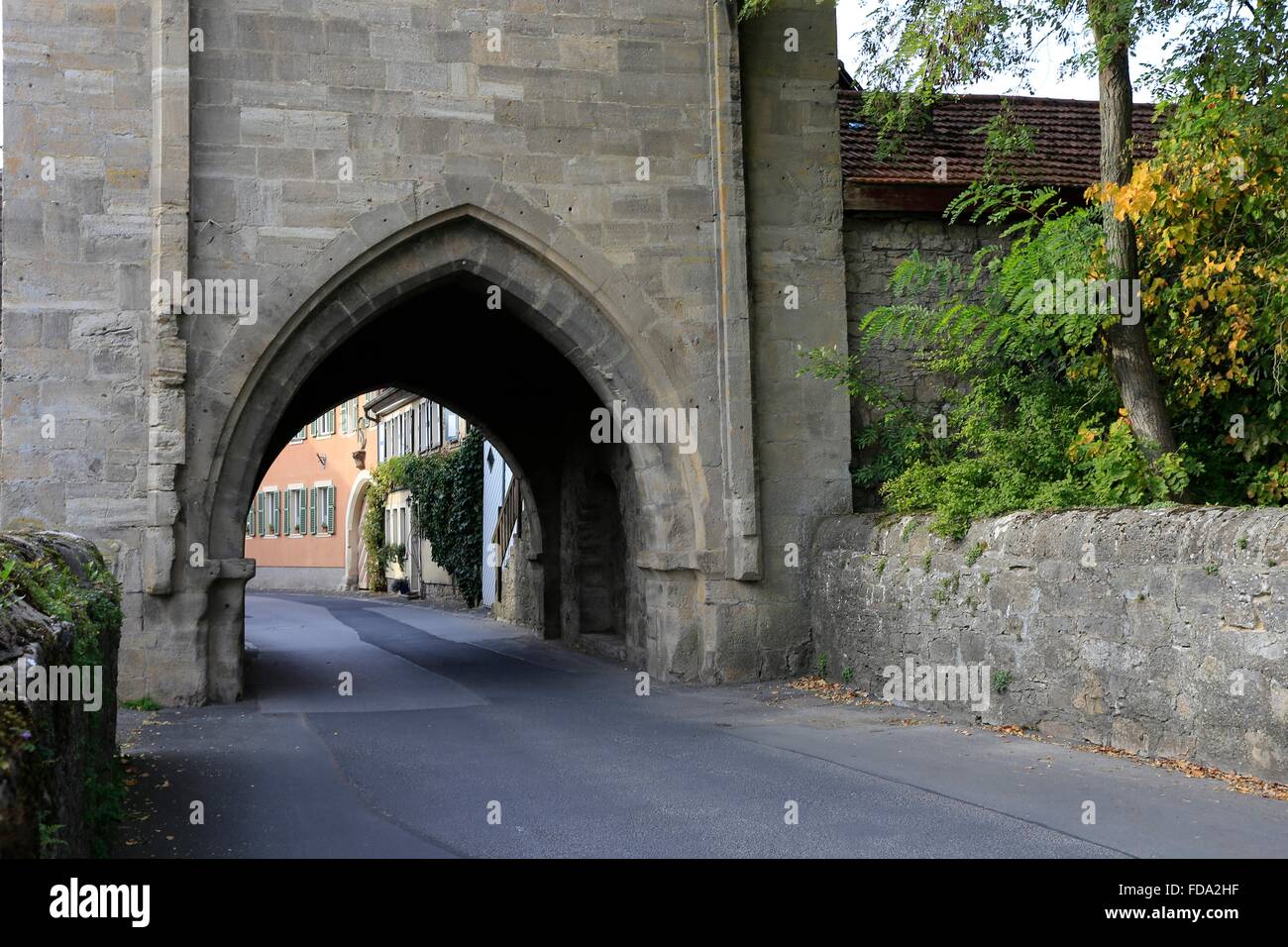 Die Joergentor (Joergengate) von außen. Es gehört zu den mittelalterlichen Befestigungsanlagen der Stadt Muennerstadt. Es wurde um das Jahr 1250 erbaut. Joergentor, Muennerstadt, Landkreis Bad Kissingen, Unterfranken, Bayern, Deutschland, Europa Datum: 1. Oktober Stockfoto