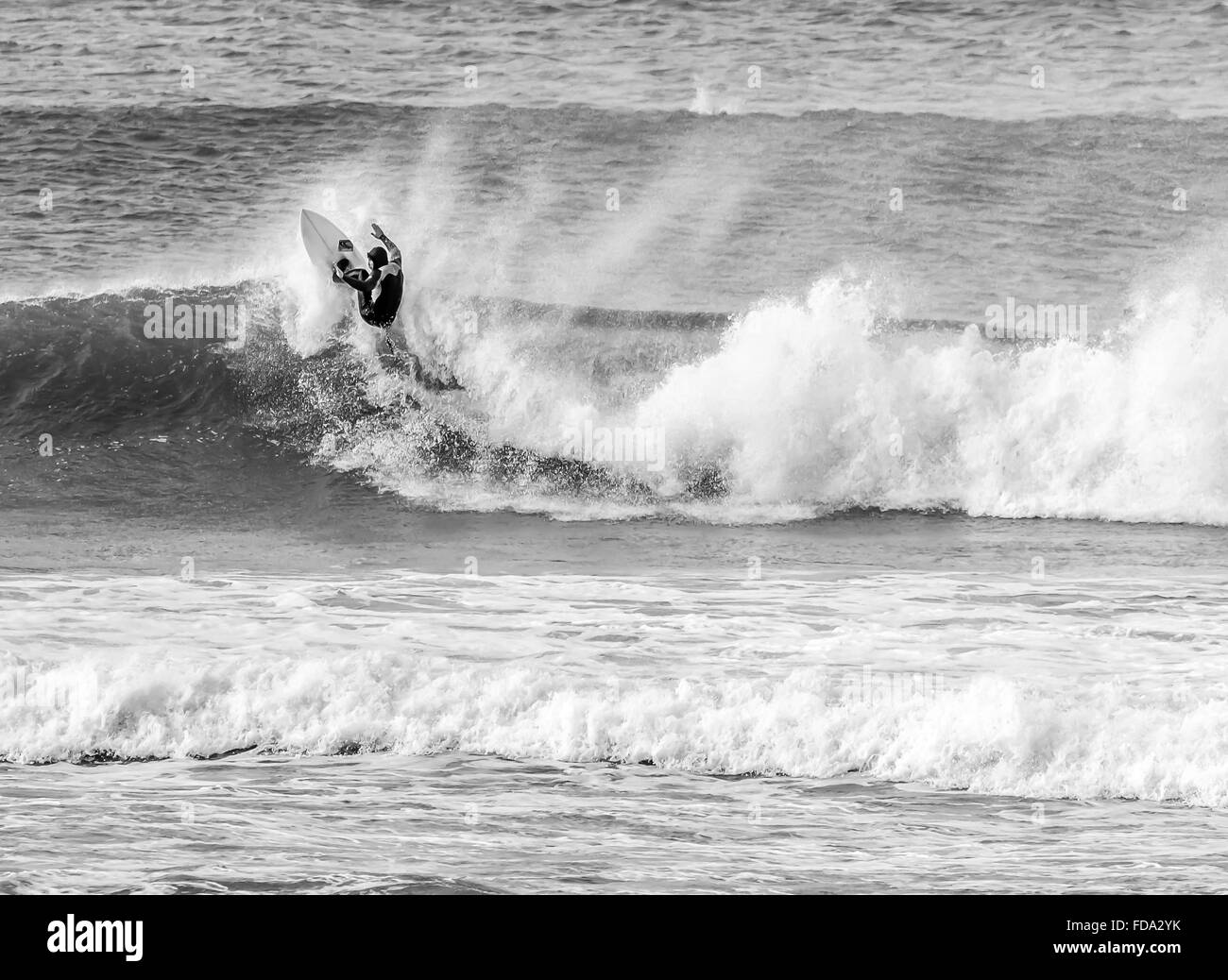 Engen Manövern in Surf, Fistral Strand, Cornwall, Großbritannien Stockfoto