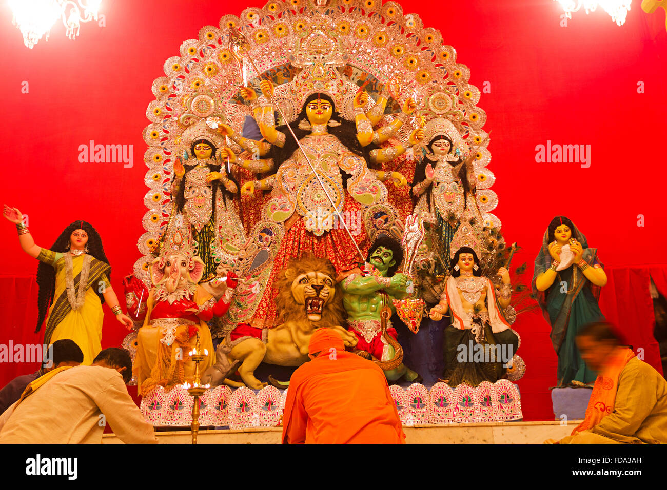 4 Personen Pandit Durga Puja Gott Statuen Stockfoto