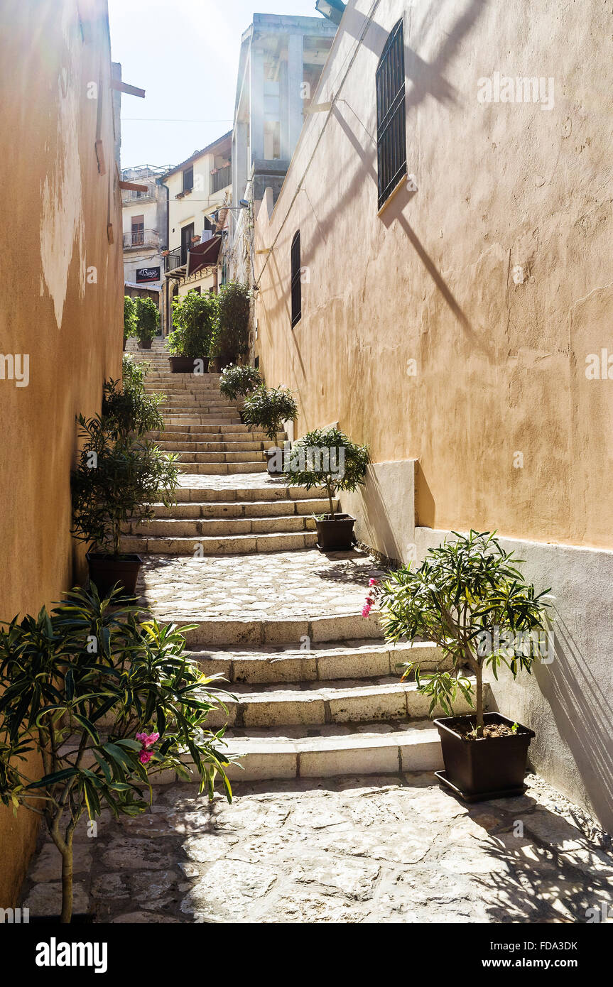 Steinstufen und bemalte Fassade in Balestrate Comune in der Provinz Palermo in der italienischen Region Sizilien Stockfoto