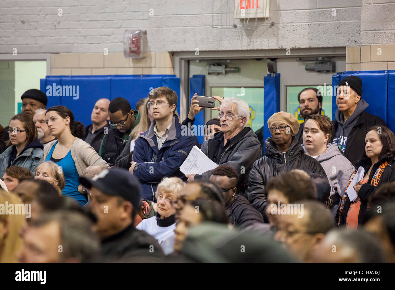 Detroit, Michigan, USA. 28. Januar 2016. Eine Stehplätze nur Masse der Bewohner aus der Nachbarschaft in der Nähe von Marathon Petroleum Öl-Raffinerie besuchen eine öffentliche Anhörung Detroit Stadtrat gegen einen Vorschlag die Raffinerie, größere Mengen von Schwefeldioxid und anderen Schadstoffen zu entladen zu ermöglichen. Marathon sagt, es braucht die Veränderung zu geringerem Schwefelgehalt Benzin produzieren können. Bildnachweis: Jim West/Alamy Live-Nachrichten Stockfoto