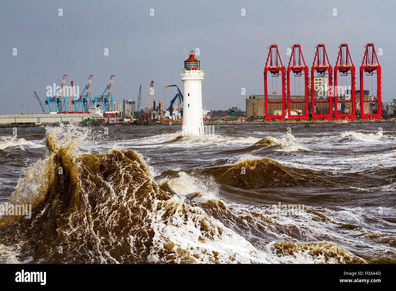 New Brighton, Wirral, Großbritannien, 29. Januar 2016. UK Wetter. Bei starkem Wind und rauer See Küste, Meer, Ufer an der Merseyside im Fluss Mersey Mündung in der Nähe des Fort Barsch Leuchtturm zu erfahren. Stockfoto